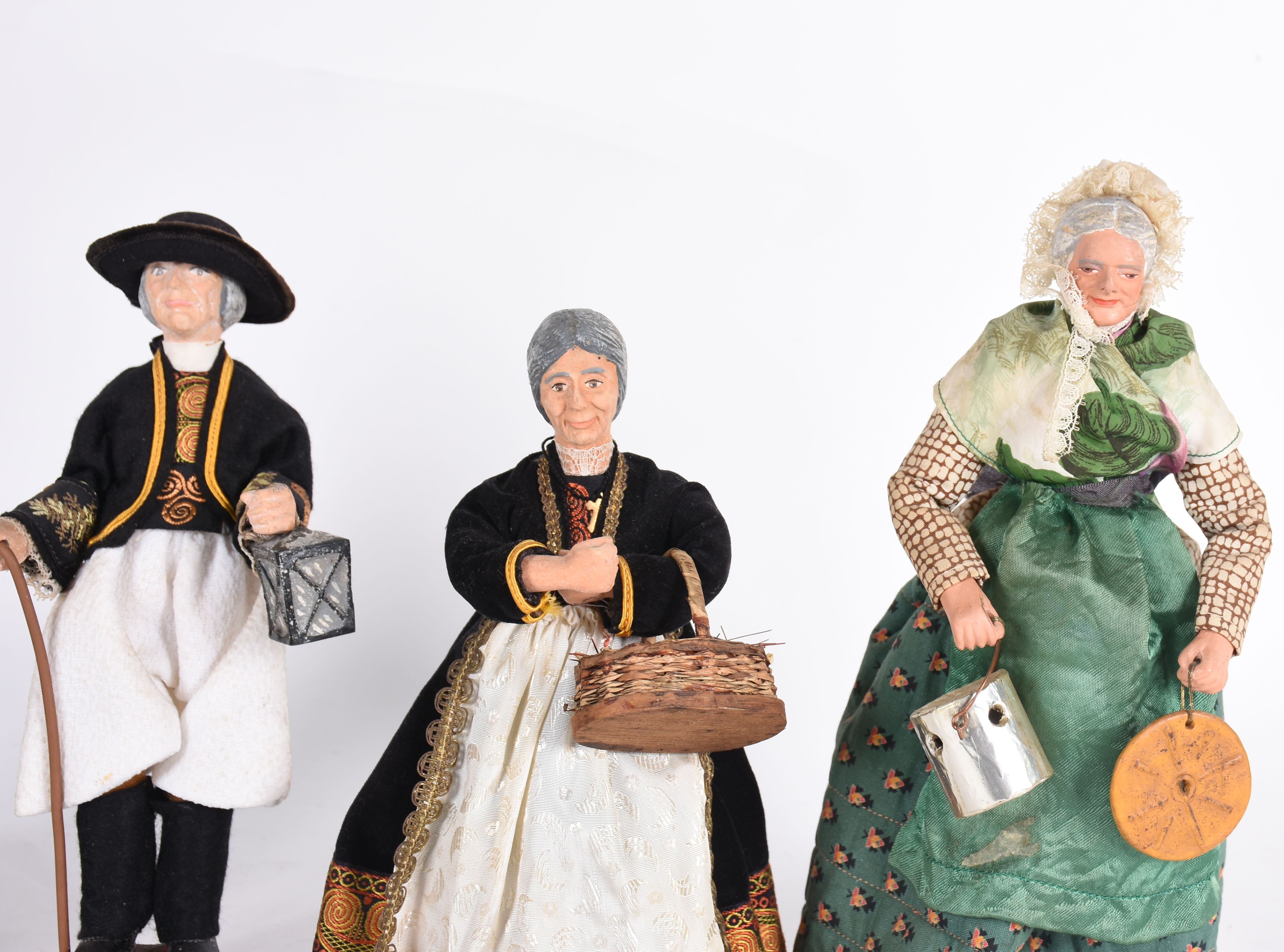 Quatro estatuetas francesas com roupas típicas em tecido. - foto 3 de 6