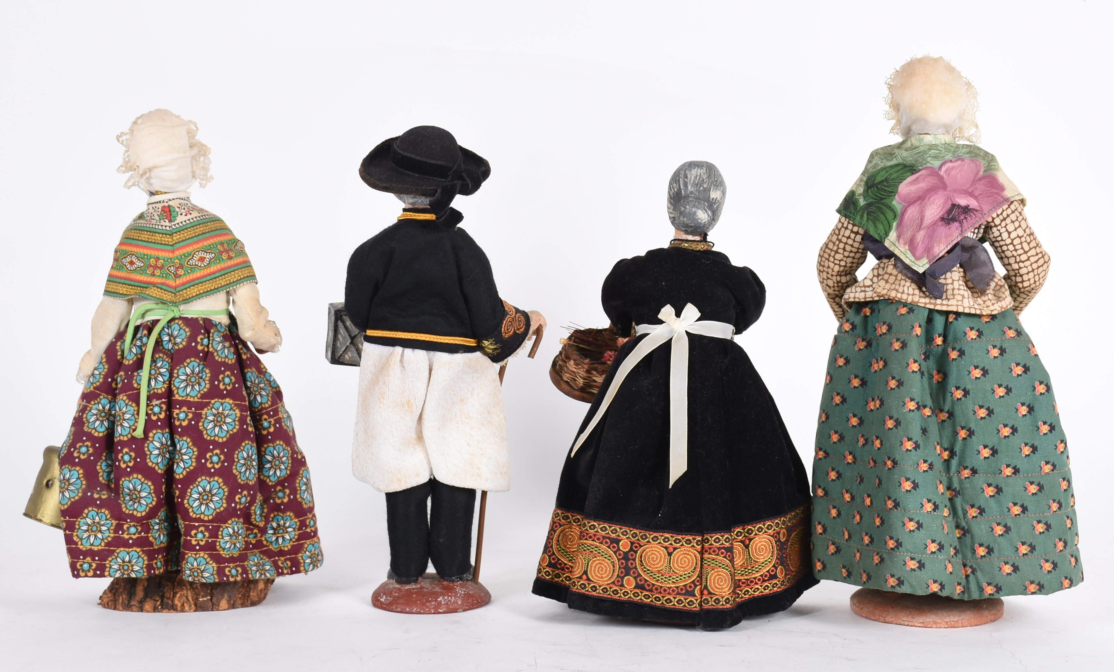 Quatro estatuetas francesas com roupas típicas em tecido. - foto 4 de 6