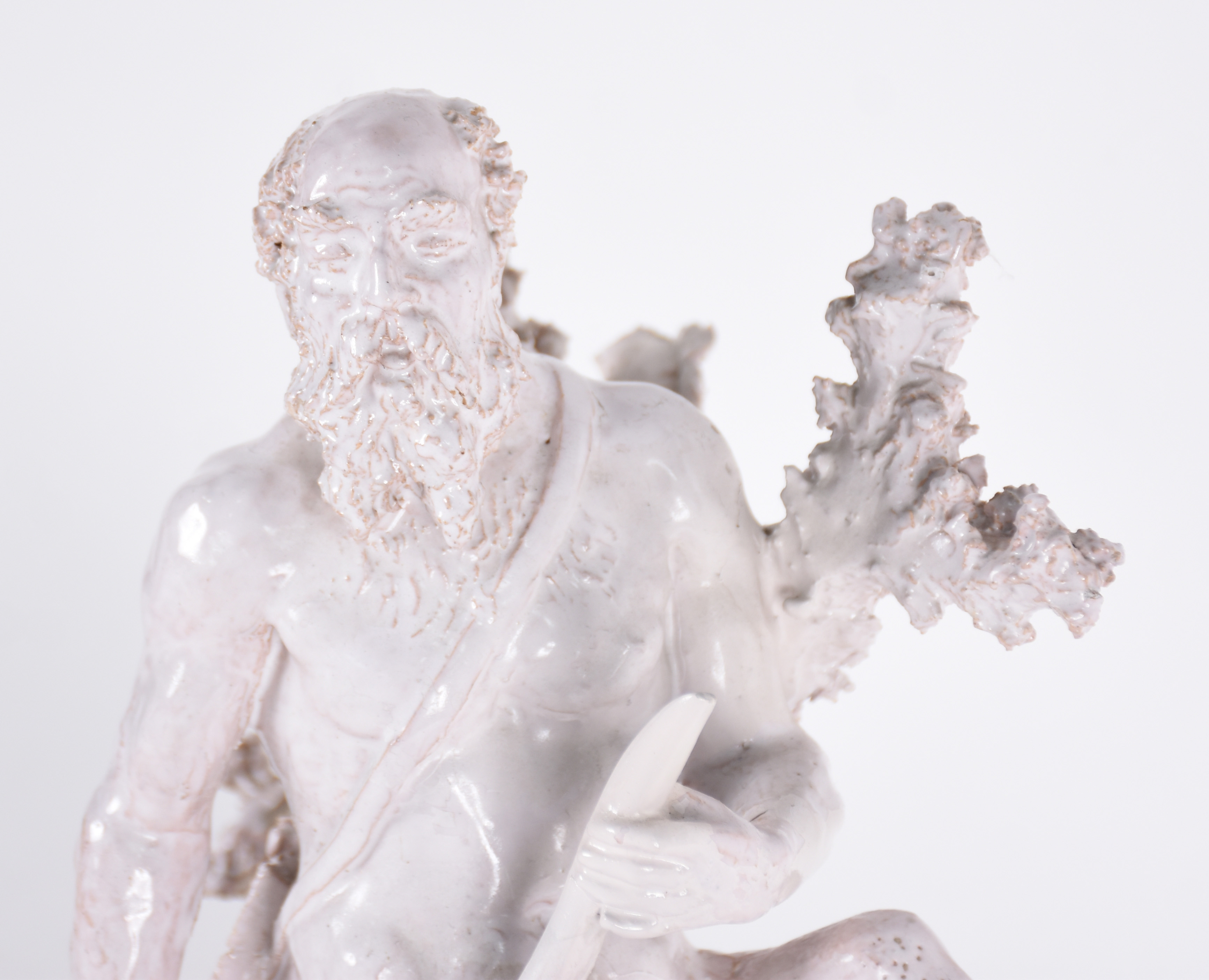 Escultura de porcelana representando Fauno, marca na base, pequenos... - foto 2 de 6