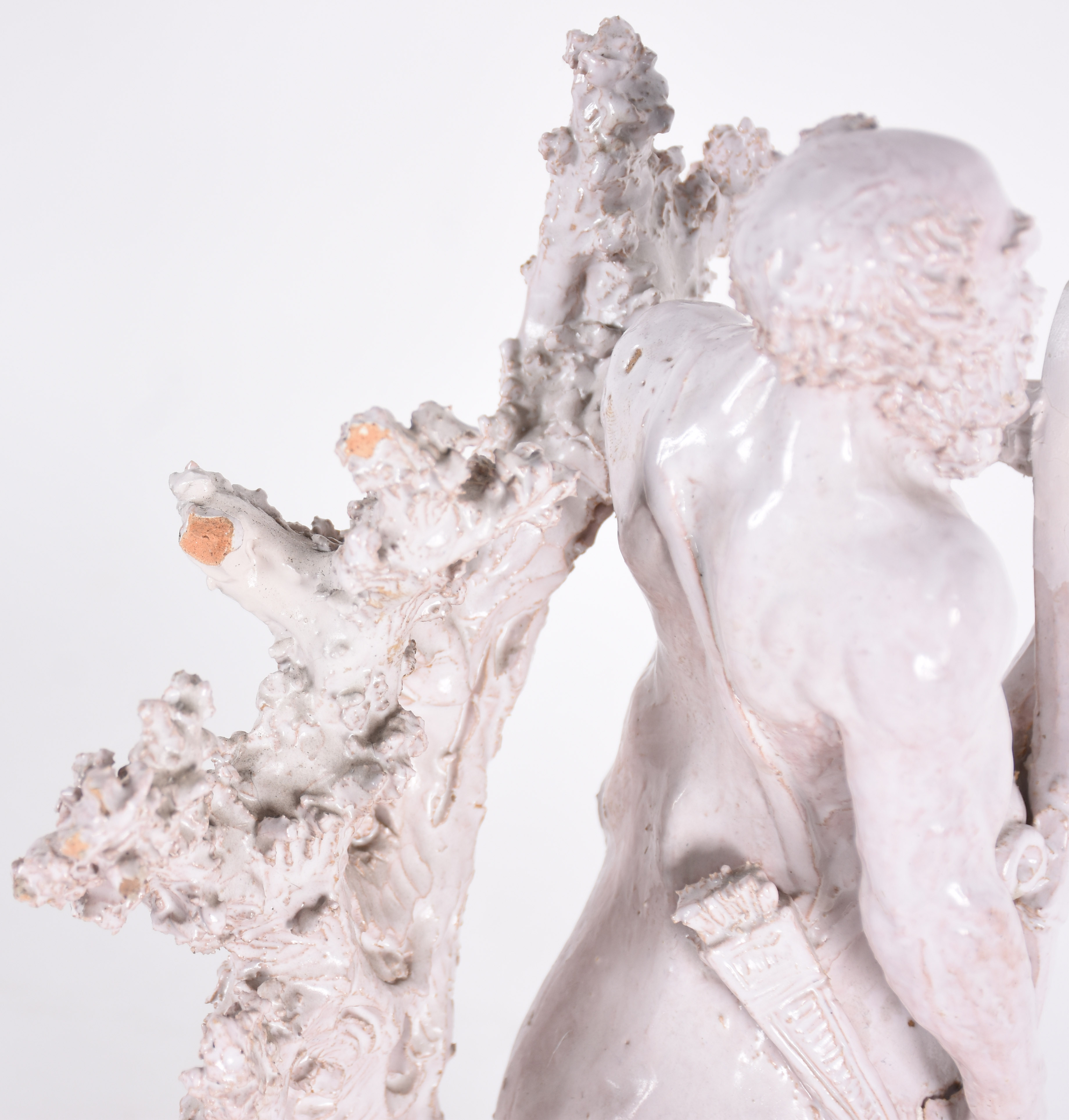 Escultura de porcelana representando Fauno, marca na base, pequenos... - foto 4 de 6