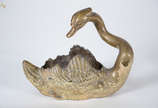 Floreira em forma de cisne de bronze. Medidas 3... - Floreira em forma de cisne de bronze. Medidas 35 x 16 cm e altura 29 cm.