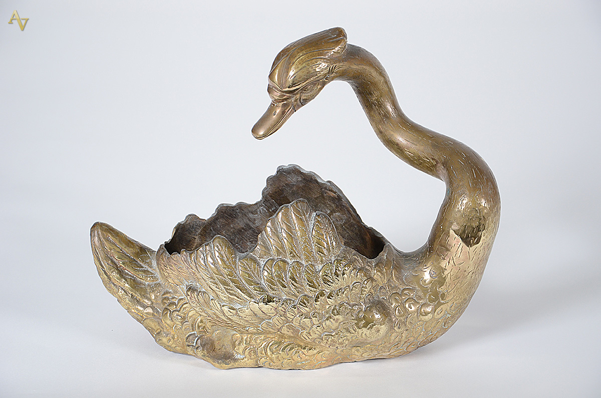 Floreira em forma de cisne de bronze. Medidas 35 x 16 cm e altura 29...