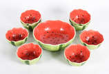 Conjunto de saladeira e 8 bowls de cerâmica na ... - Conjunto de saladeira e 8 bowls de cerâmica na forma de melancia.