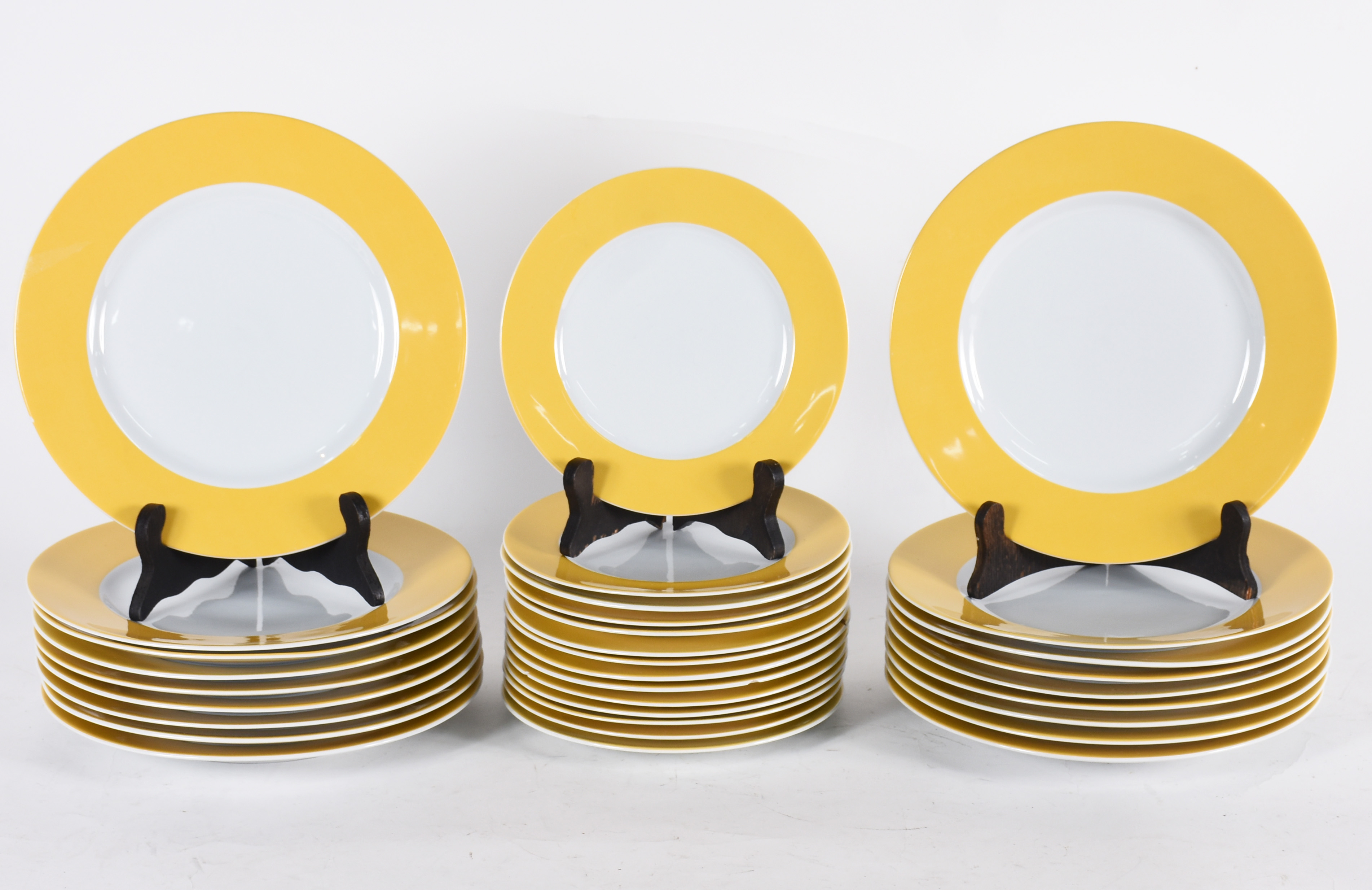 Conjunto com dezoito pratos rasos e 14 para sobremesa de porcelana... - foto 1 de 3