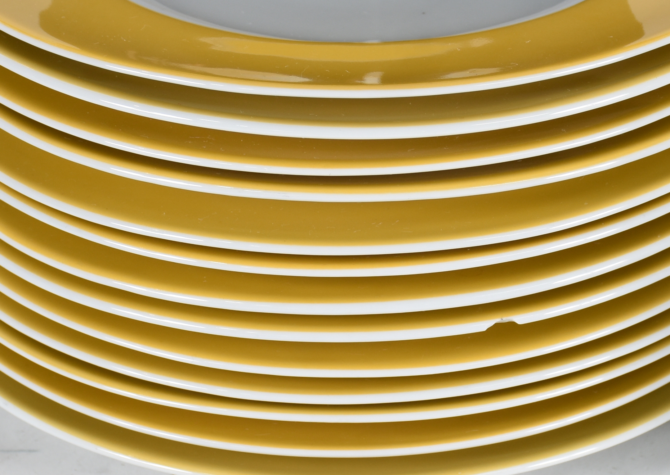 Conjunto com dezoito pratos rasos e 14 para sobremesa de porcelana... - foto 2 de 3