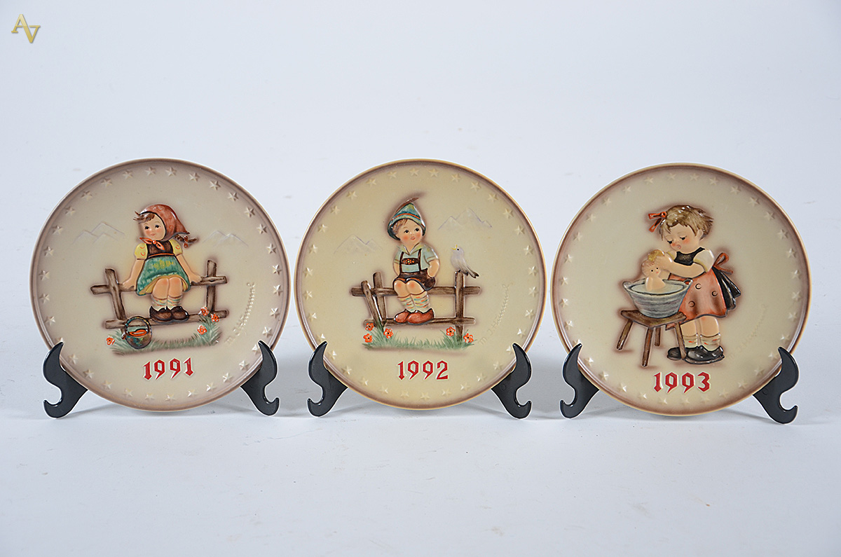 GOEBEL - Três pratos de porcelana alemã de coleção, assinado M. J... - foto 1 de 2