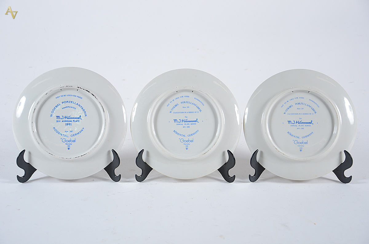 GOEBEL - Três pratos de porcelana alemã de coleção, assinado M. J... - foto 2 de 2