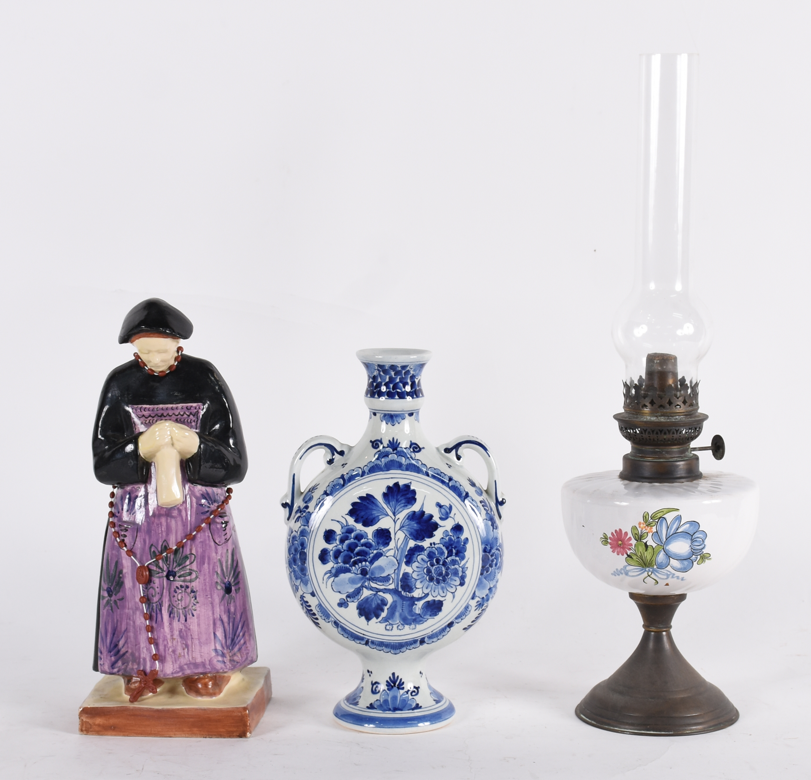 Tres peças diversas, sendo: Estatueta de cerâmica representando... - foto 1 de 4