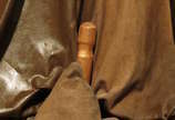 LIA DO RIO, NunKa - Assemblage, Madeira, plástico e acrílico sobre tela.
A marca da vassoura utilizada Nunka, com K, inspirou o
título do trabalho que, coincidentemente, 