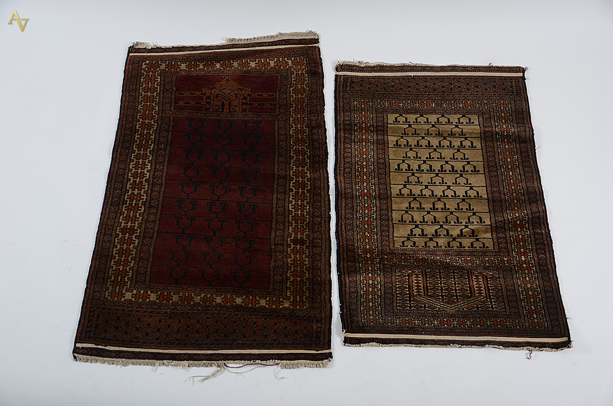 Dois tapetes Pakistan de oração. Medidas 87 x 57 cm e 99 x 59 cm.