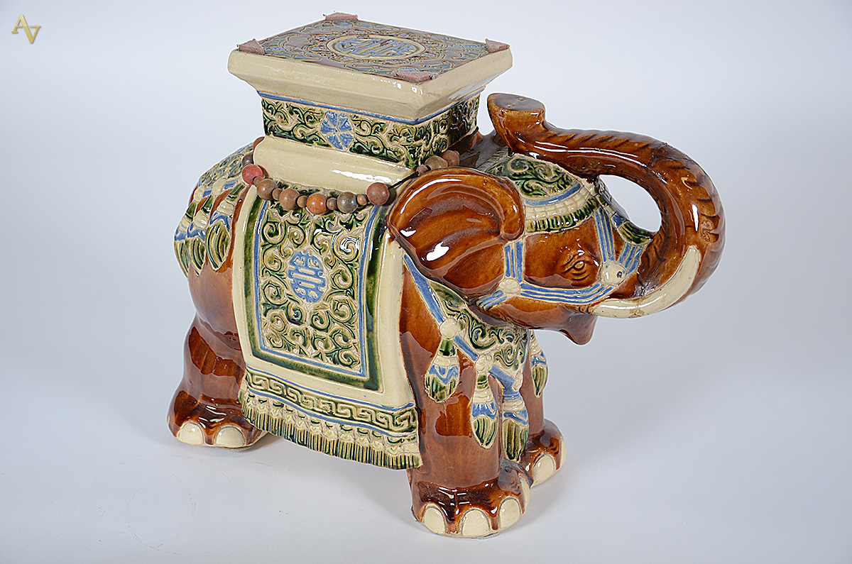 Escultura em forma de elefante de cerâmica policromada (tromba... - foto 1 de 5