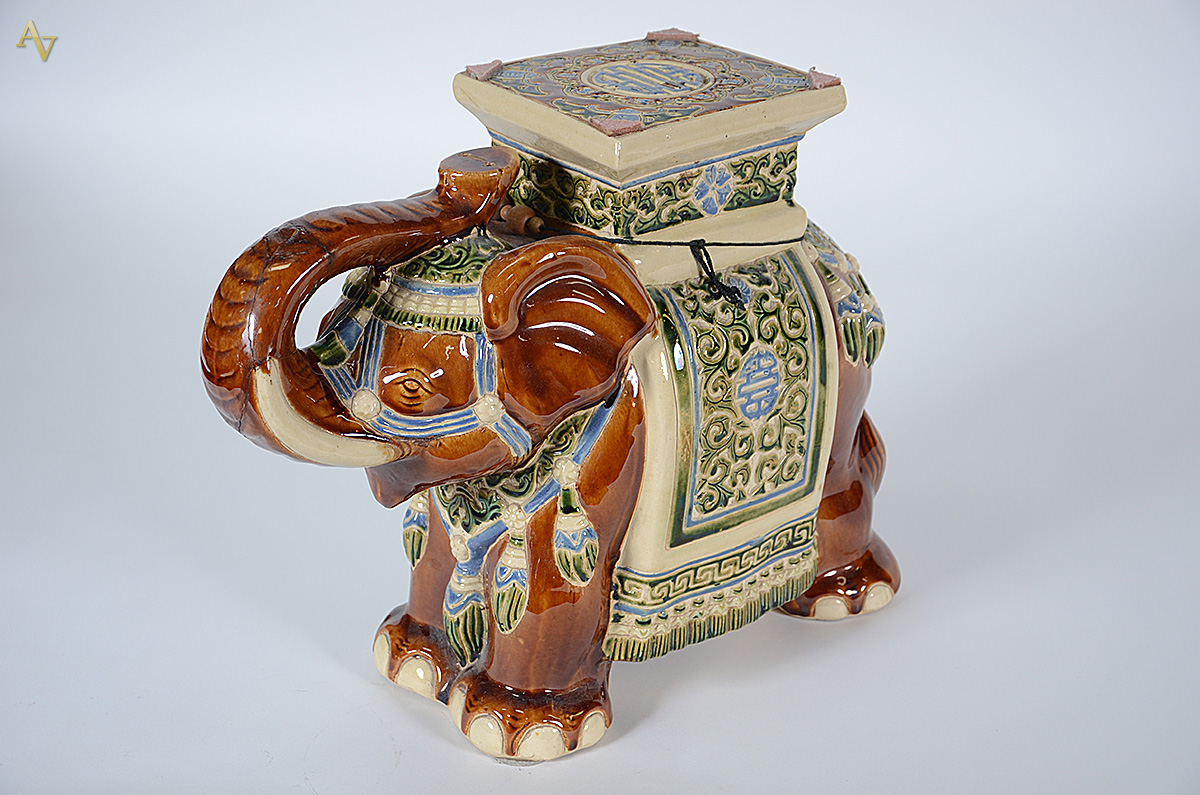 Escultura em forma de elefante de cerâmica policromada (tromba... - foto 2 de 5