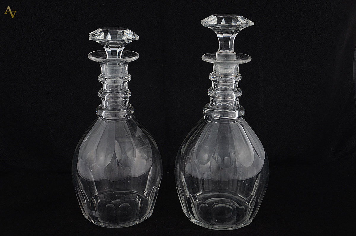 Par de garrafas de cristal europeu facetado. Alturas 29,5 cm e 31,5...
