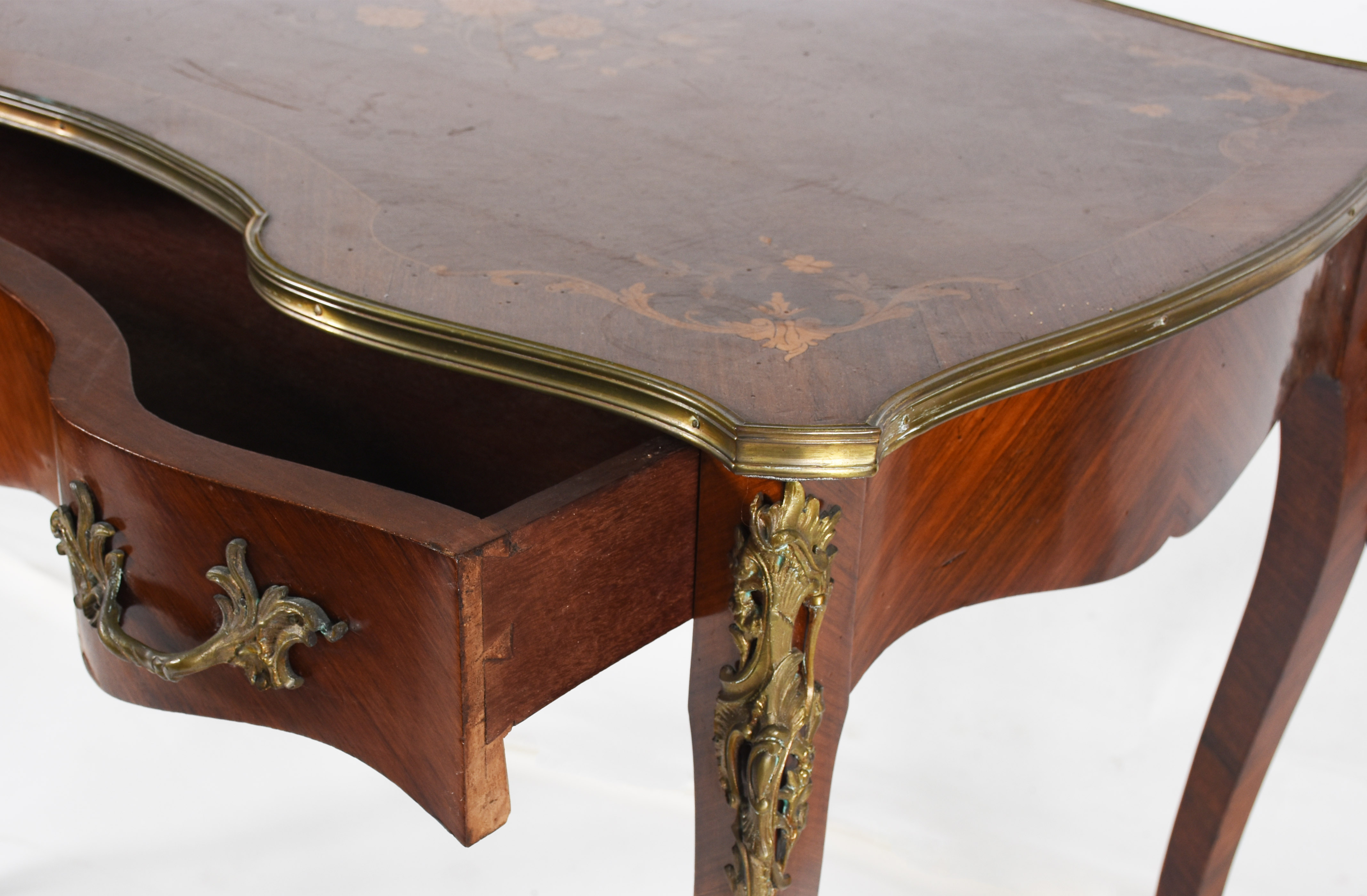 Mesa francesa de madeira nobre trabalhada em marqueterie. - foto 4 de 5