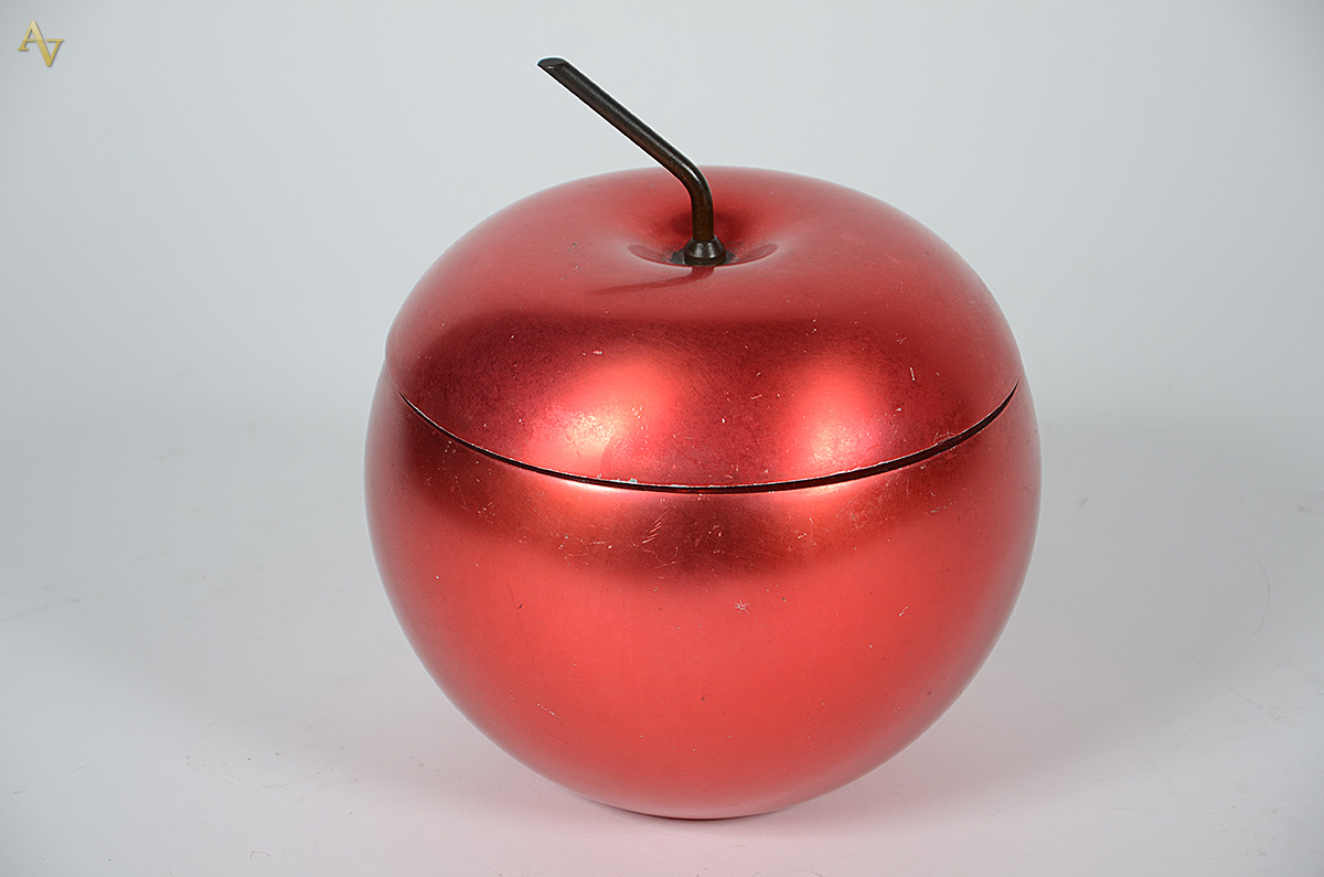 Balde para gelo de metal vermelho no formato de maçã, interior de...