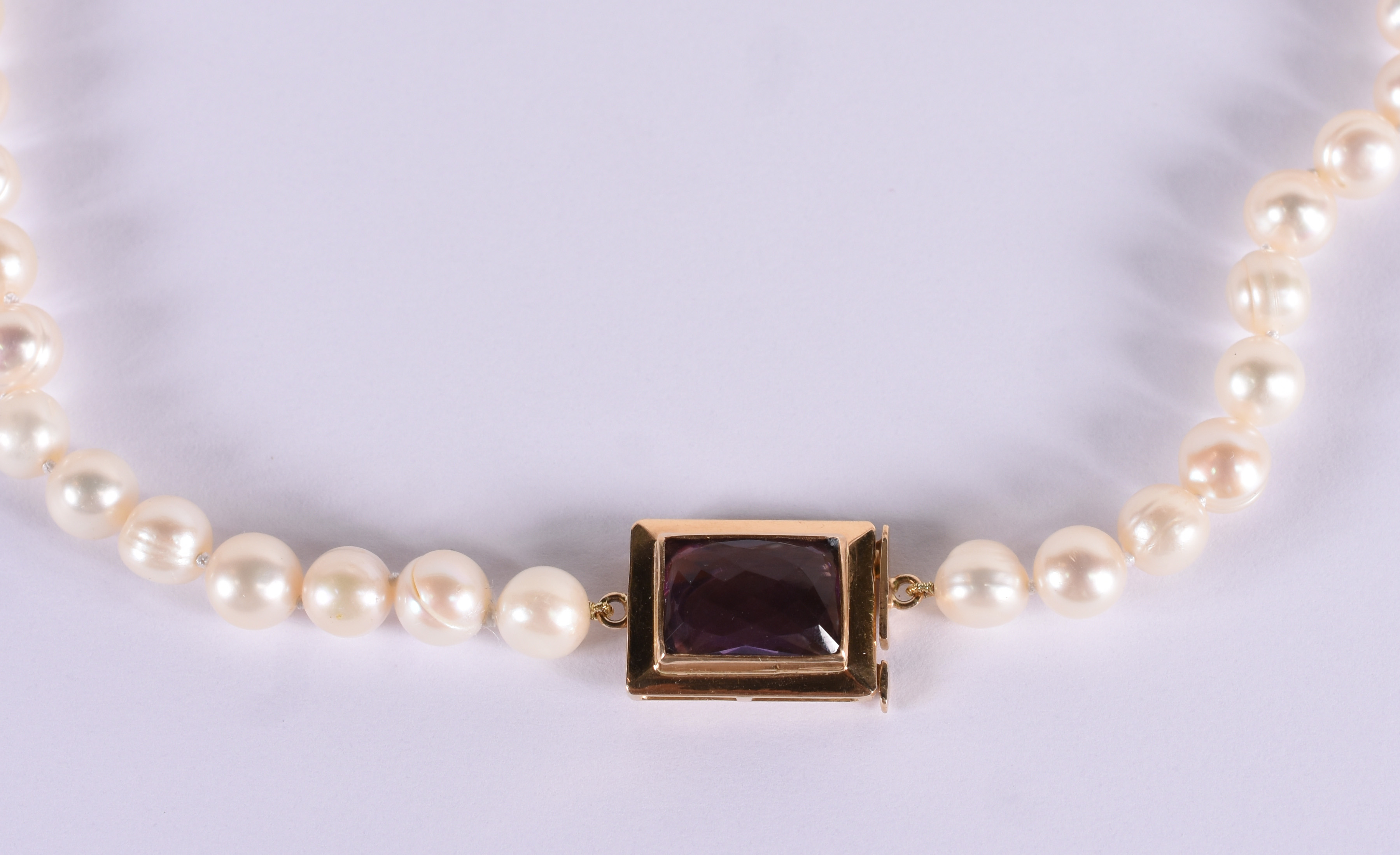 Colar de pérolas, com fecho ouro 18 k e ametista. (Por questão de... - foto 1 de 3