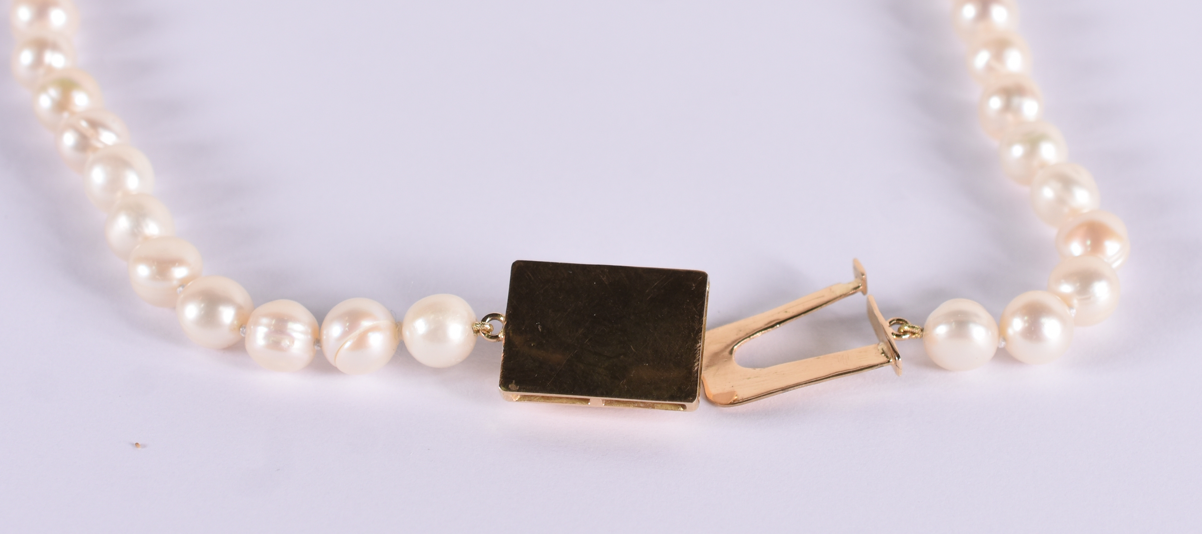 Colar de pérolas, com fecho ouro 18 k e ametista. (Por questão de... - foto 3 de 3