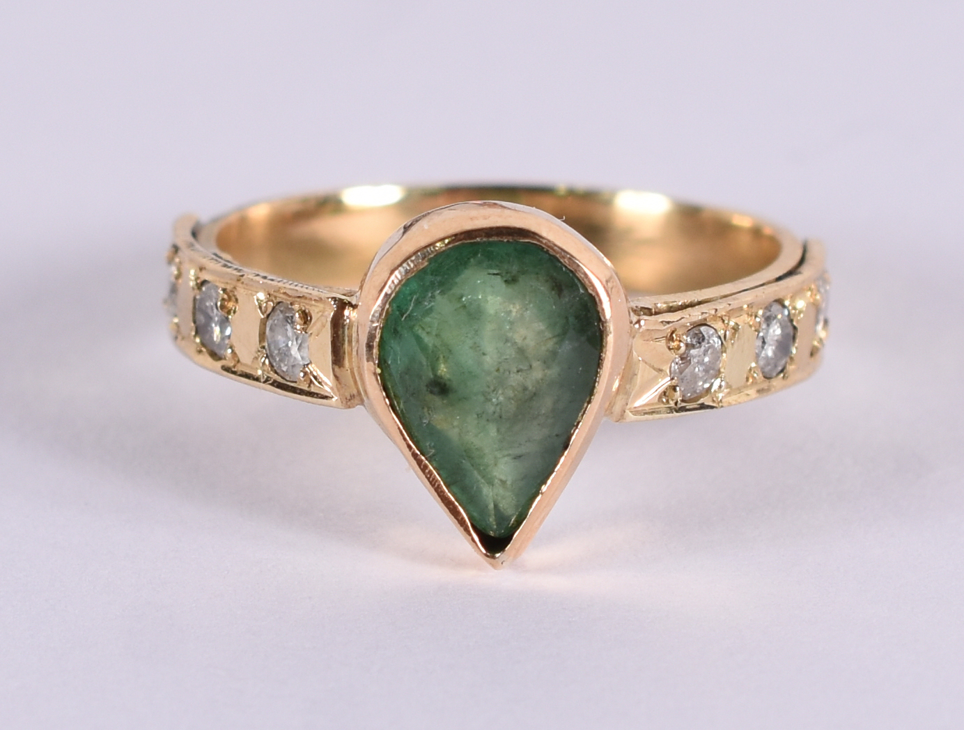 Anel de ouro 18 k e 1 esmeralda em forma de gota e brilhante. Aro 18... - foto 1 de 3