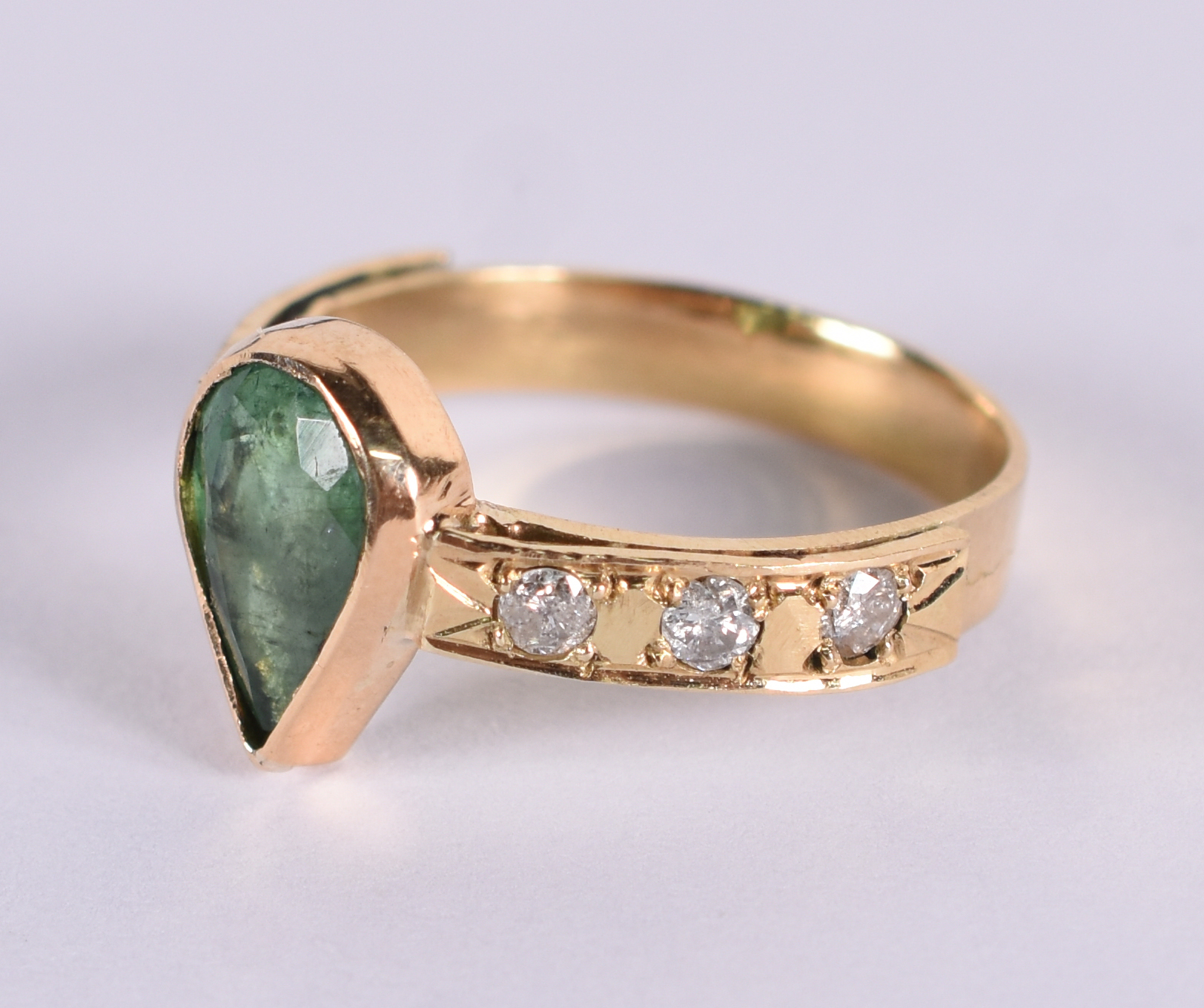 Anel de ouro 18 k e 1 esmeralda em forma de gota e brilhante. Aro 18... - foto 2 de 3