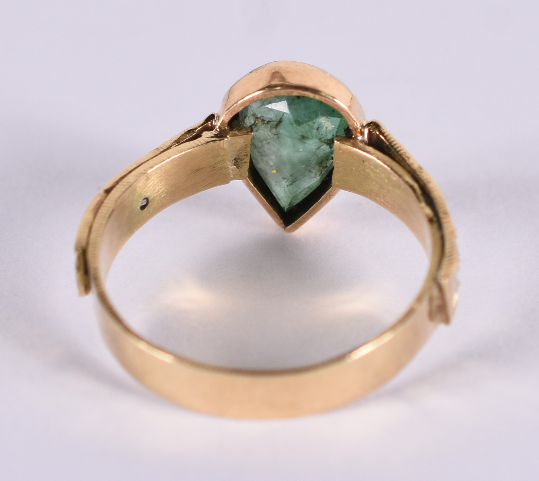 Anel de ouro 18 k e 1 esmeralda em forma de gota e brilhante. Aro 18... - foto 3 de 3
