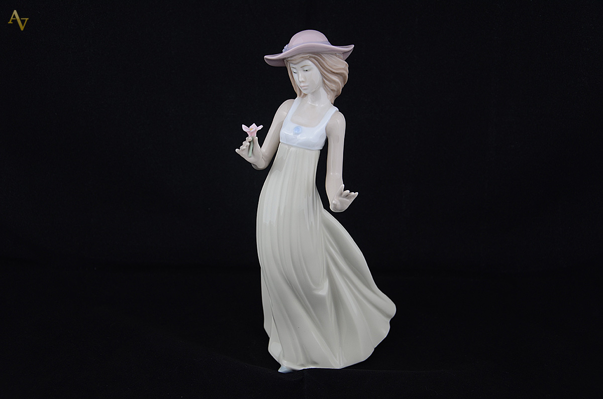 Escultura de porcelana NAO LLADRO. Altura 26,5 cm. - foto 1 de 2