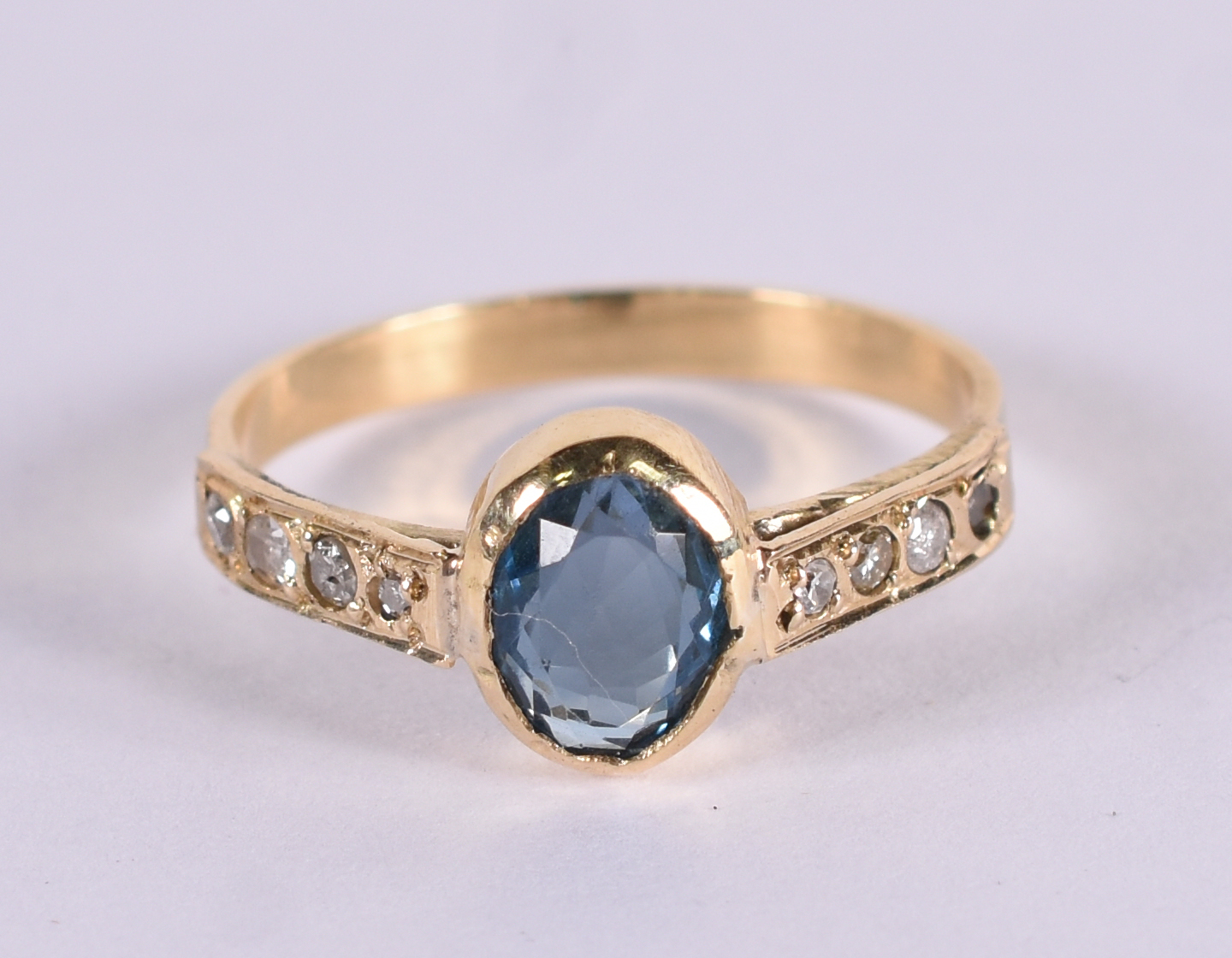 Anel ouro 18 k , 8 brilhantes e topázio azul. Aro 19. (Por questão de... - foto 1 de 3