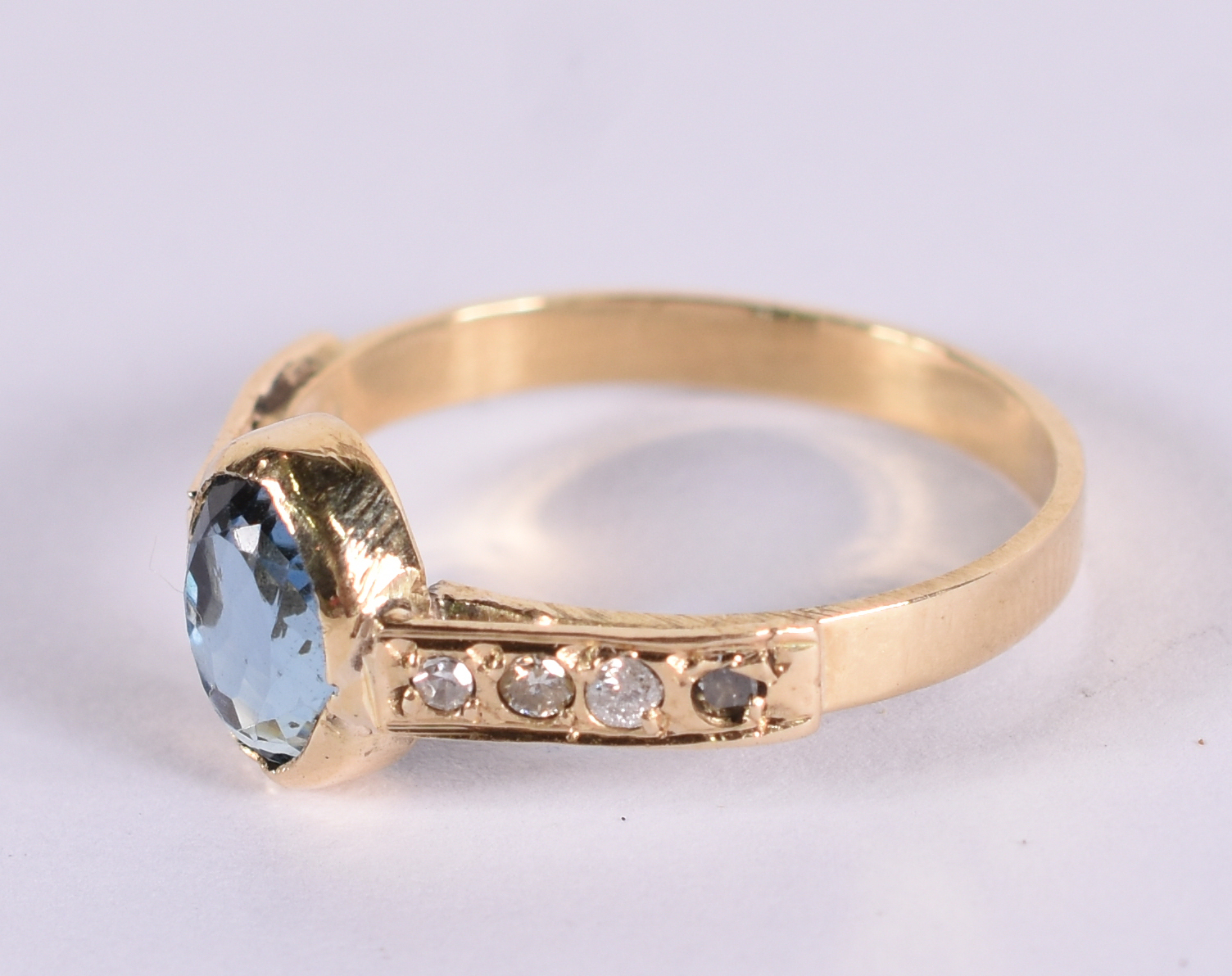 Anel ouro 18 k , 8 brilhantes e topázio azul. Aro 19. (Por questão de... - foto 2 de 3
