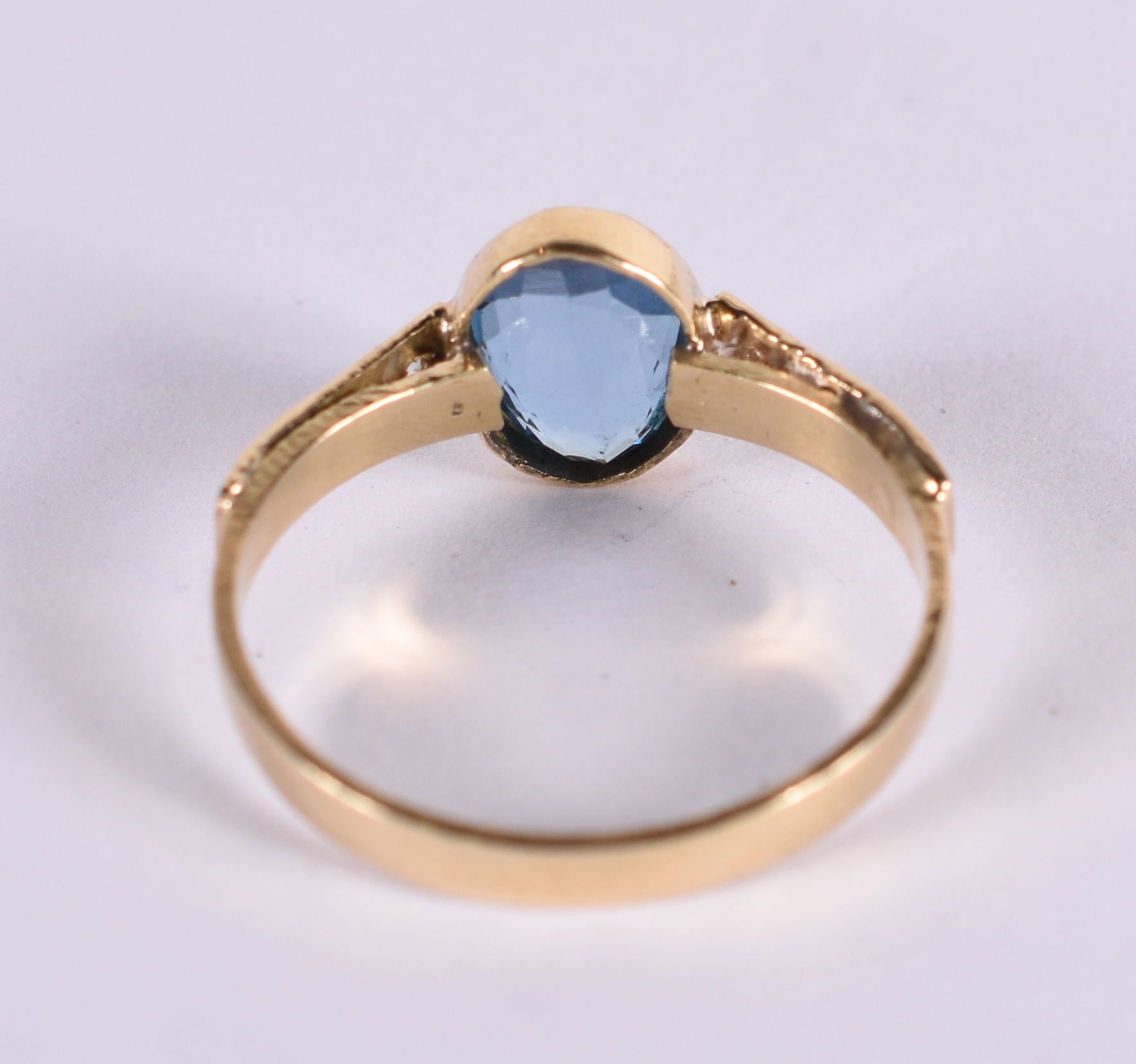 Anel ouro 18 k , 8 brilhantes e topázio azul. Aro 19. (Por questão de... - foto 3 de 3