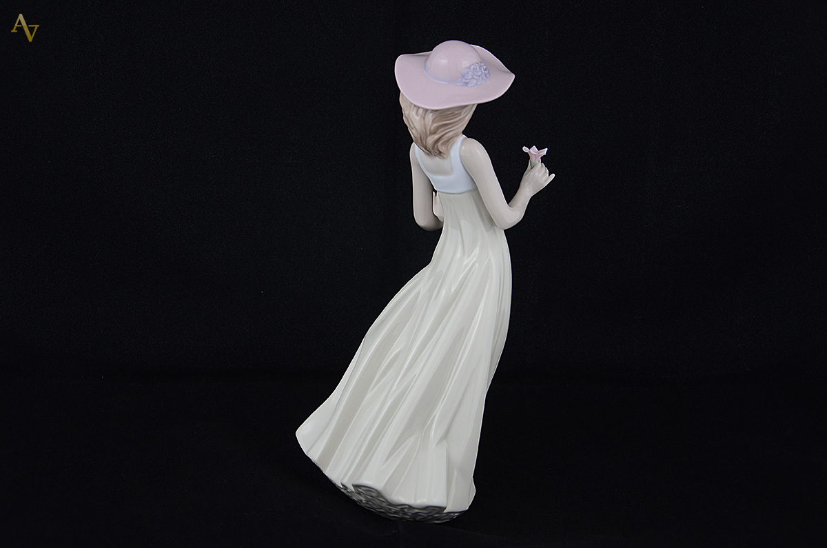 Escultura de porcelana NAO LLADRO. Altura 26,5 cm. - foto 2 de 2