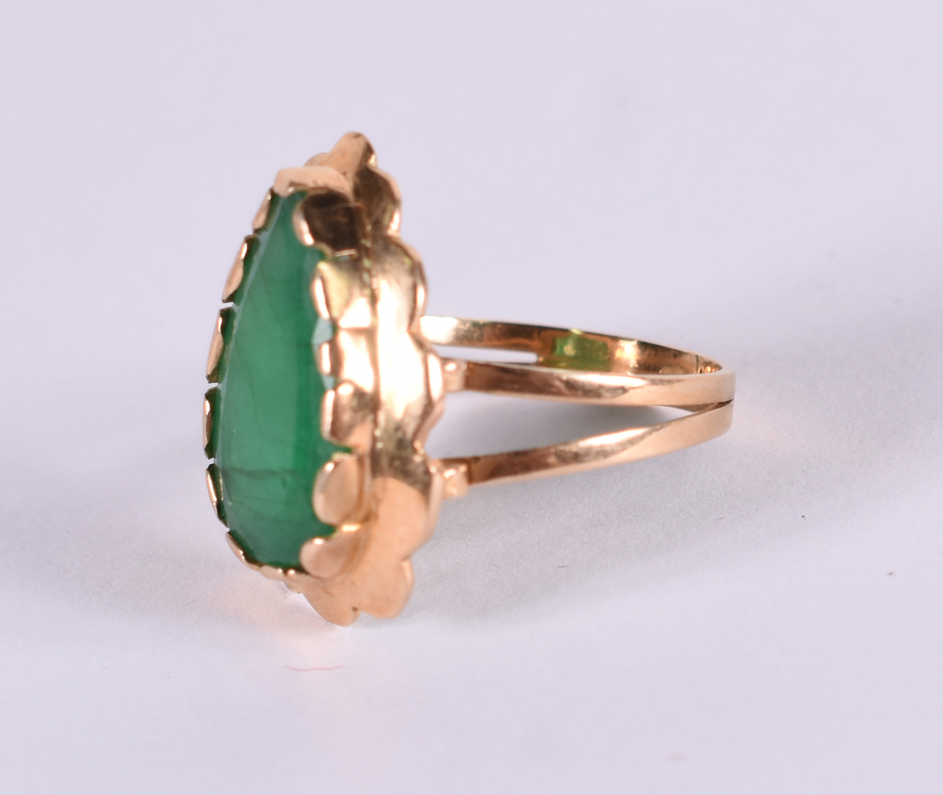 Anel ouro 18 k e esmeralda em forma de gota. (Por questão de... - foto 2 de 3