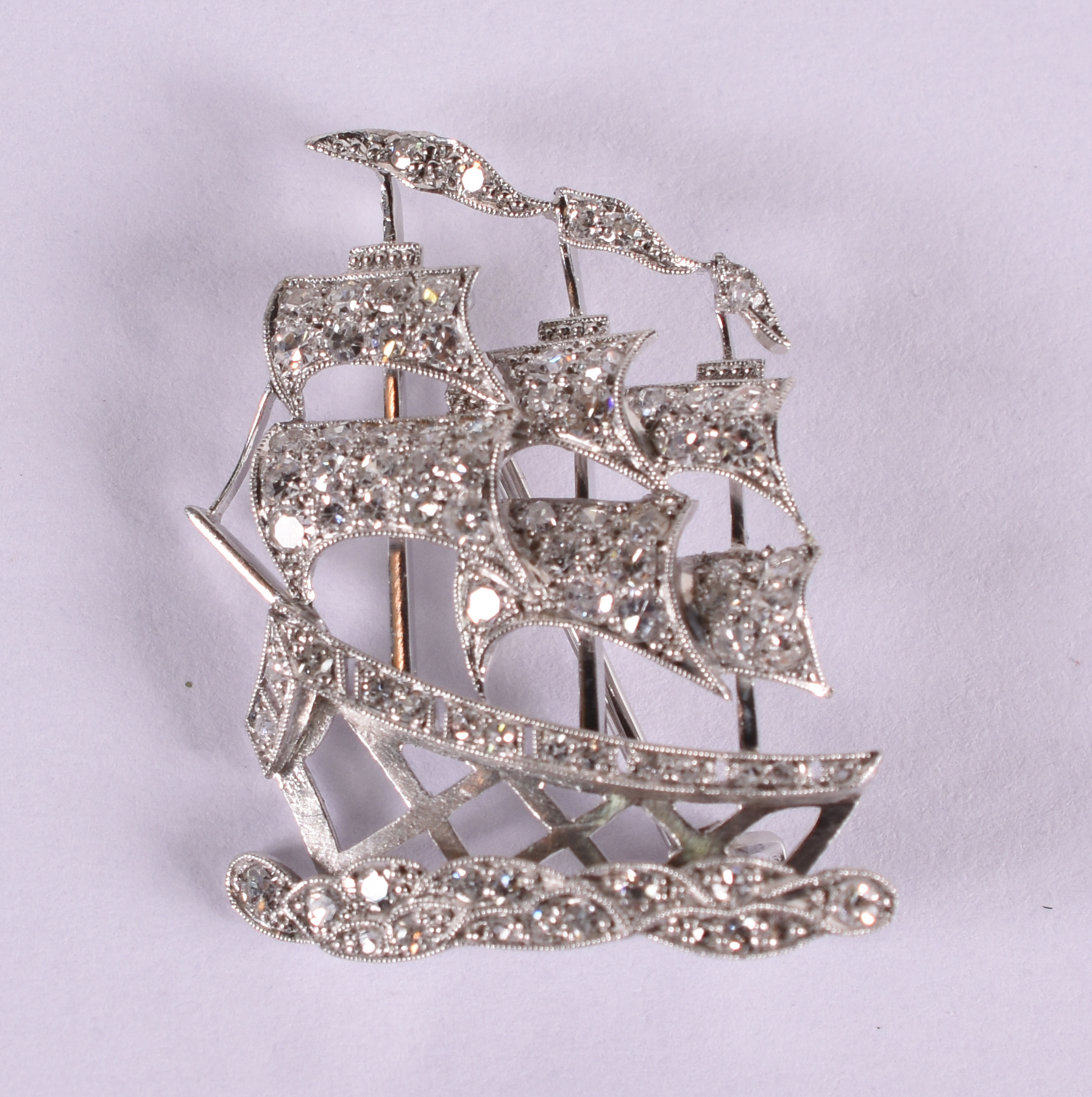 Broche representando caravela de ouro branco e brilhantes. (Por... - foto 1 de 2