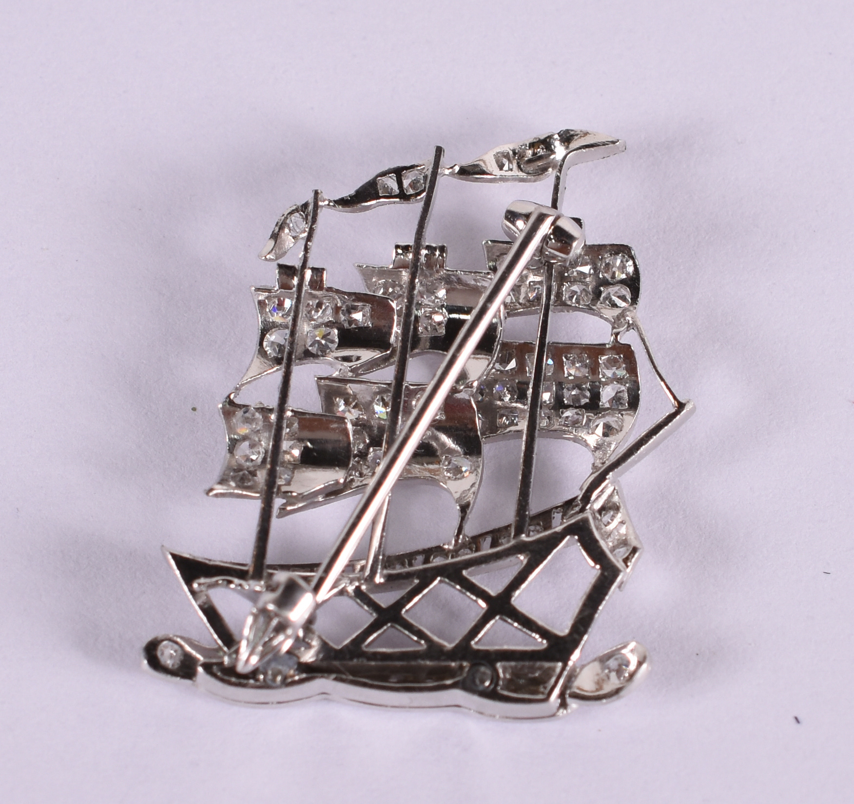 Broche representando caravela de ouro branco e brilhantes. (Por... - foto 2 de 2