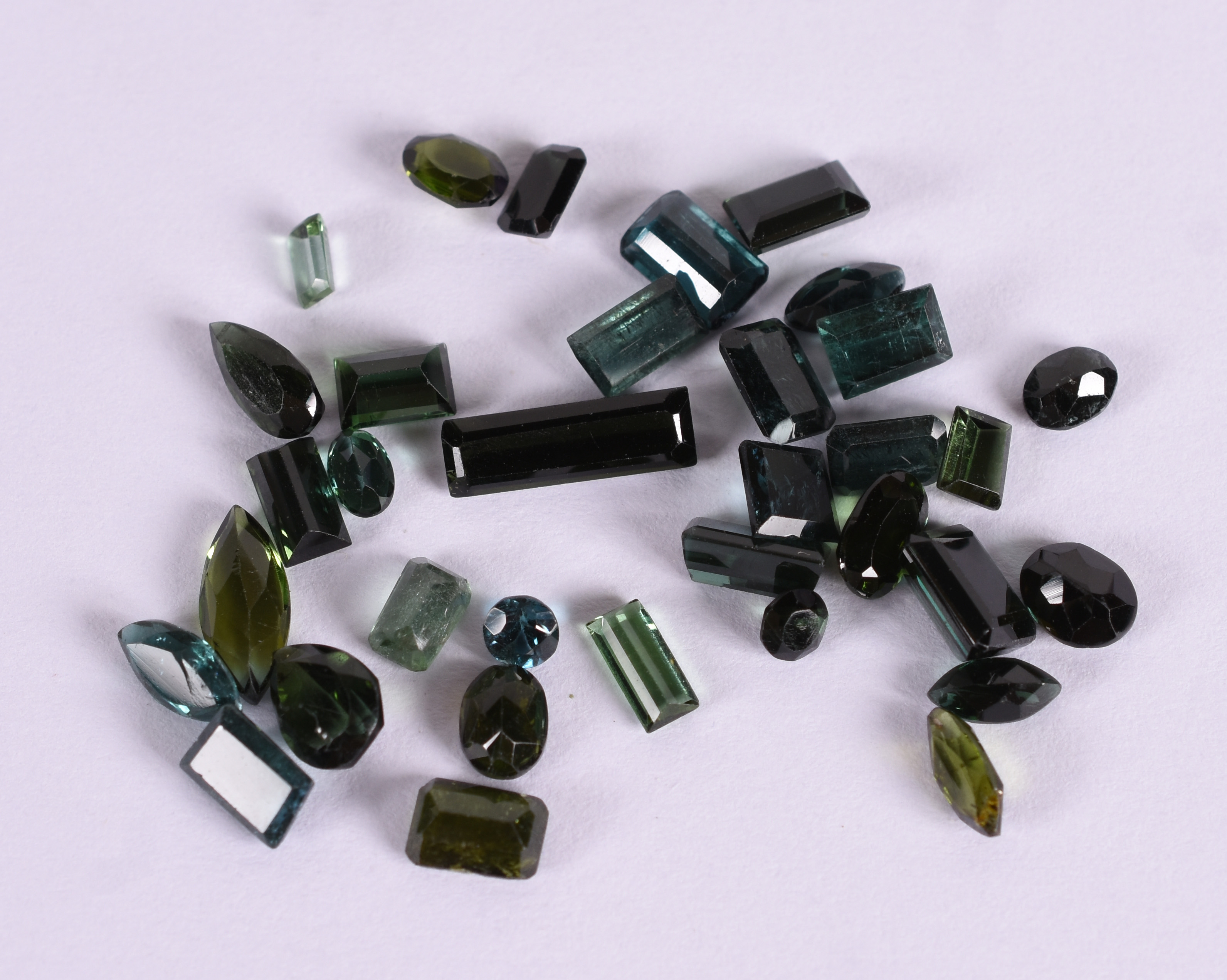Lote com pequenas pedras turmalinas verdes. 21,5cts. - foto 1 de 2