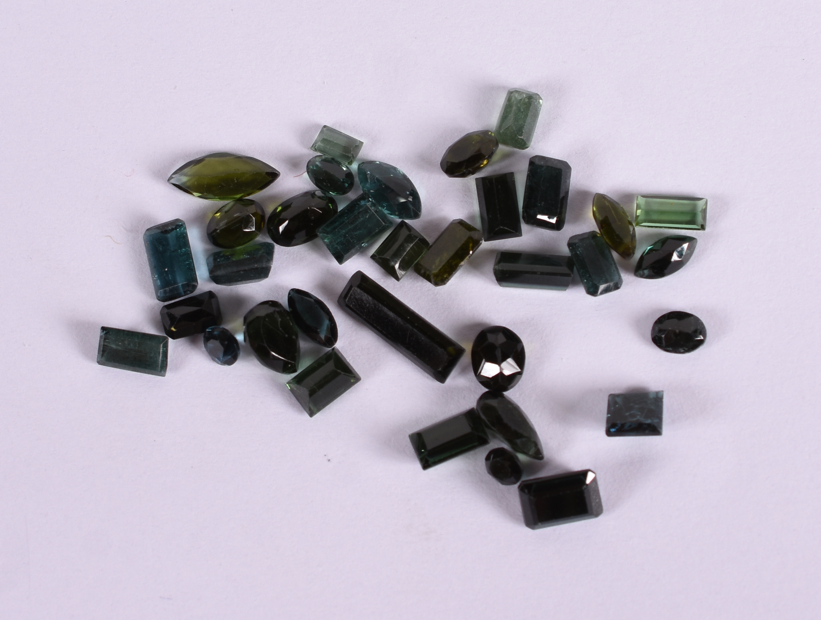 Lote com pequenas pedras turmalinas verdes. 21,5cts. - foto 2 de 2