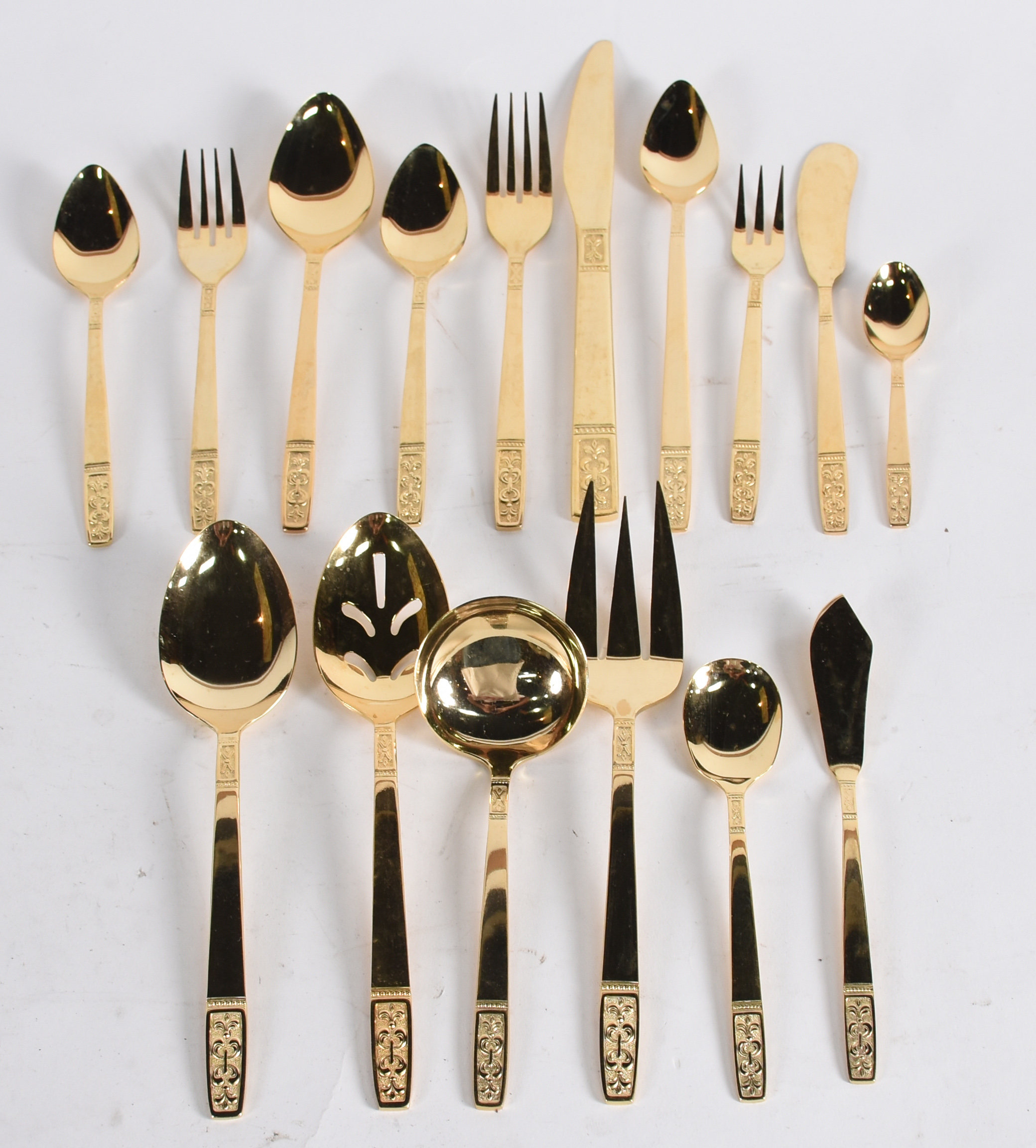 Faqueiro de metal dourado, sendo 12 colheres de suco, 12 colheres... - foto 1 de 4