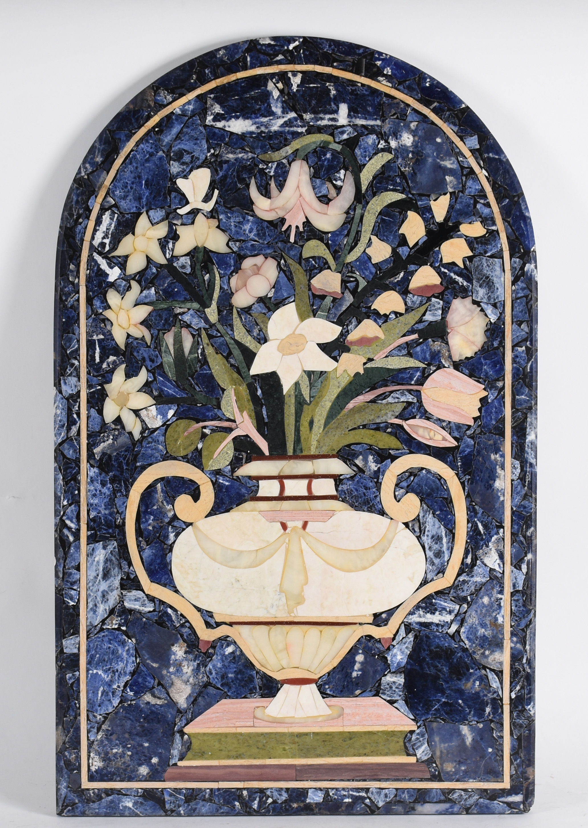 Placa decorativa em mosaico de pedras coloridas representando jarro... - foto 1 de 3