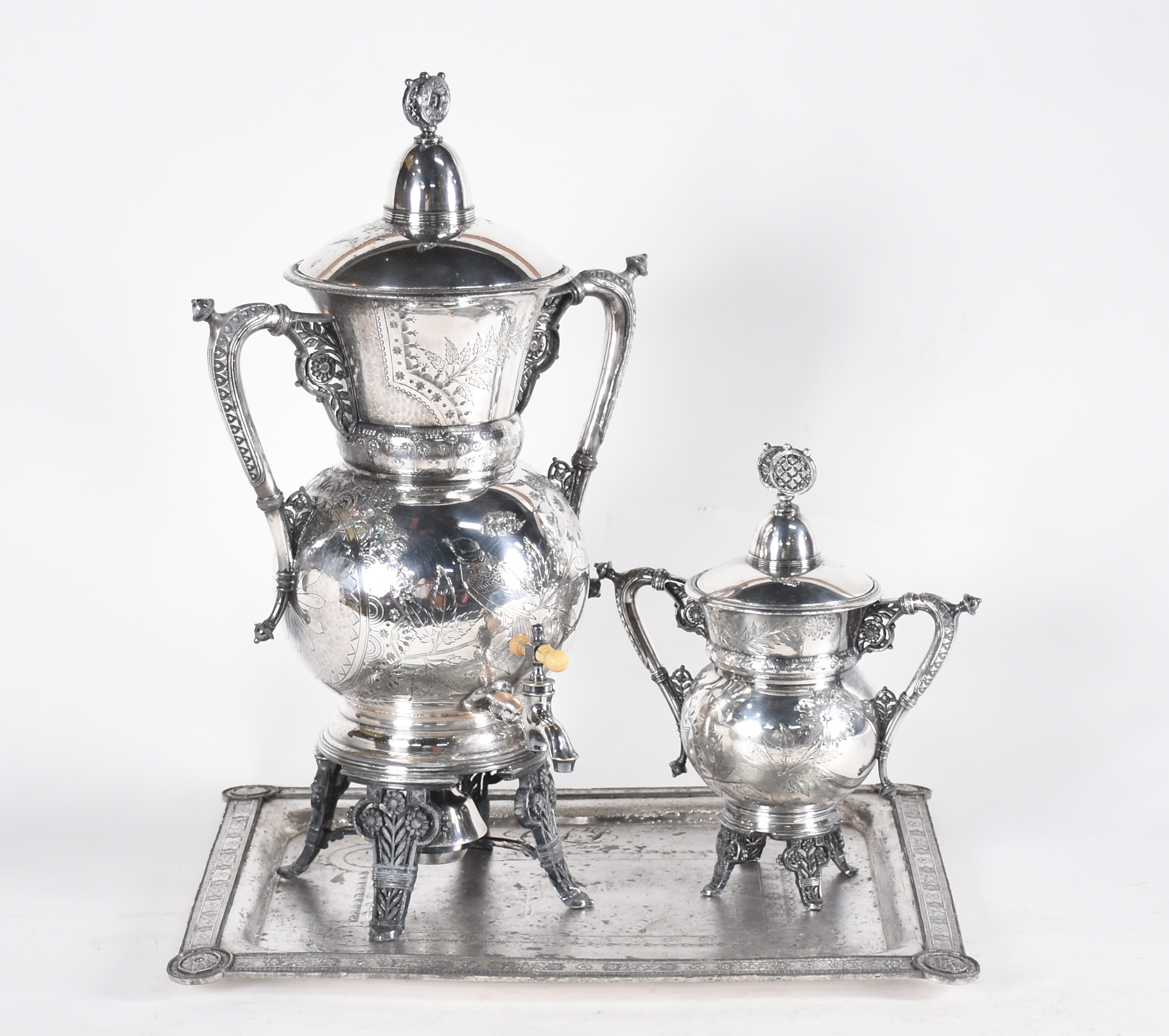 Conjunto com três peças de pewter, sendo Samovar, açucareiro e... - foto 1 de 6