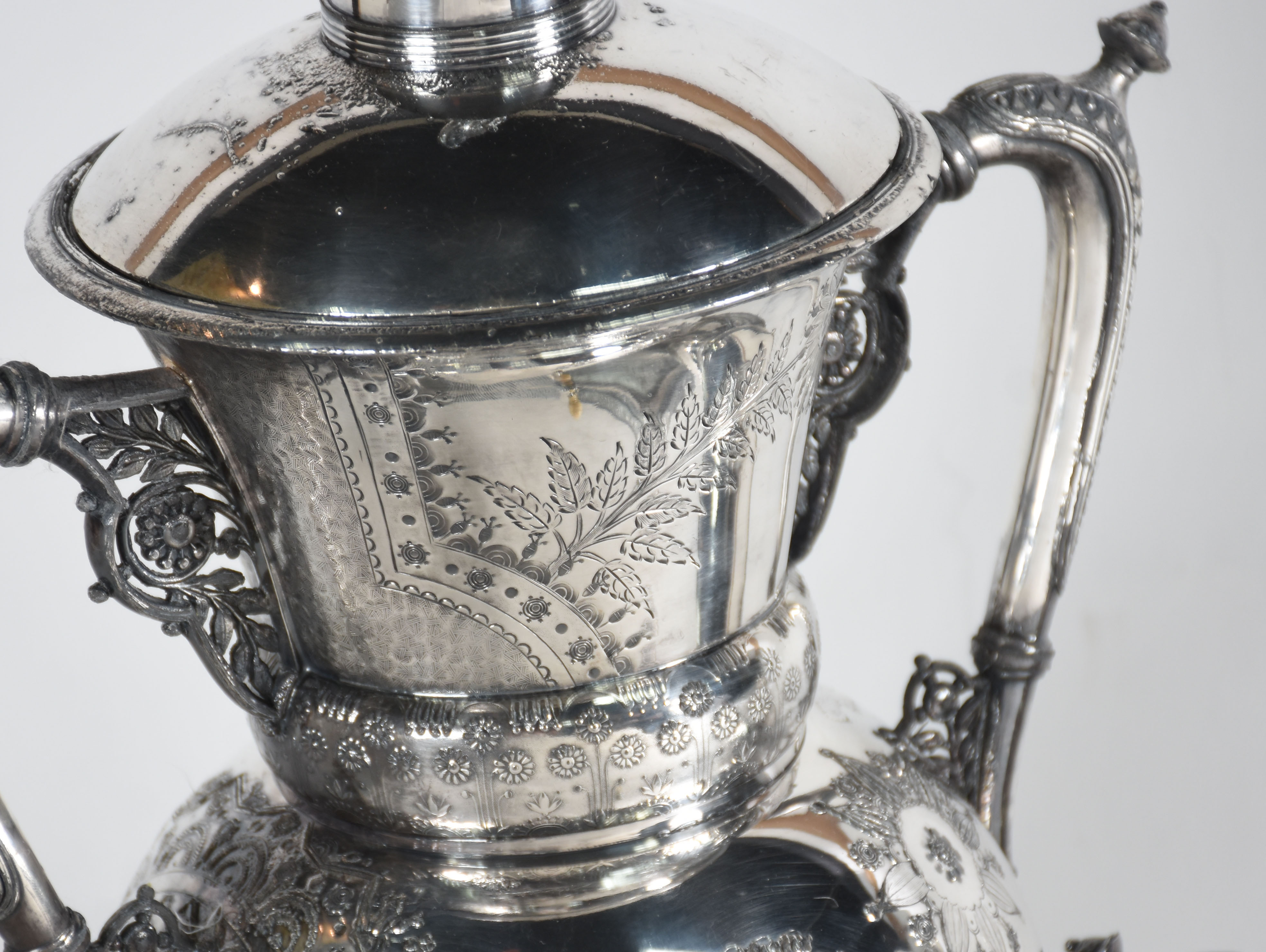 Conjunto com três peças de pewter, sendo Samovar, açucareiro e... - foto 2 de 6
