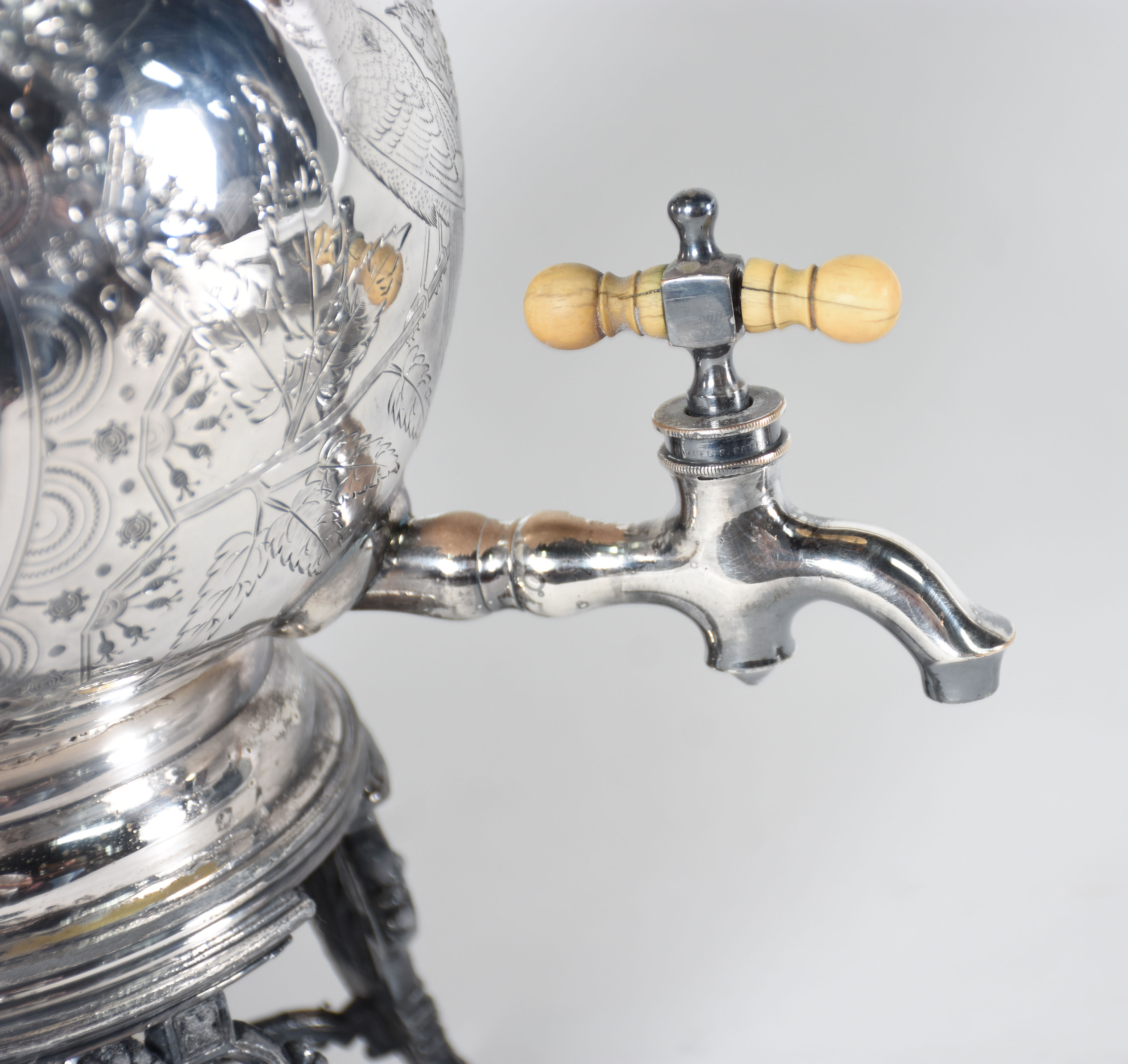Conjunto com três peças de pewter, sendo Samovar, açucareiro e... - foto 6 de 6
