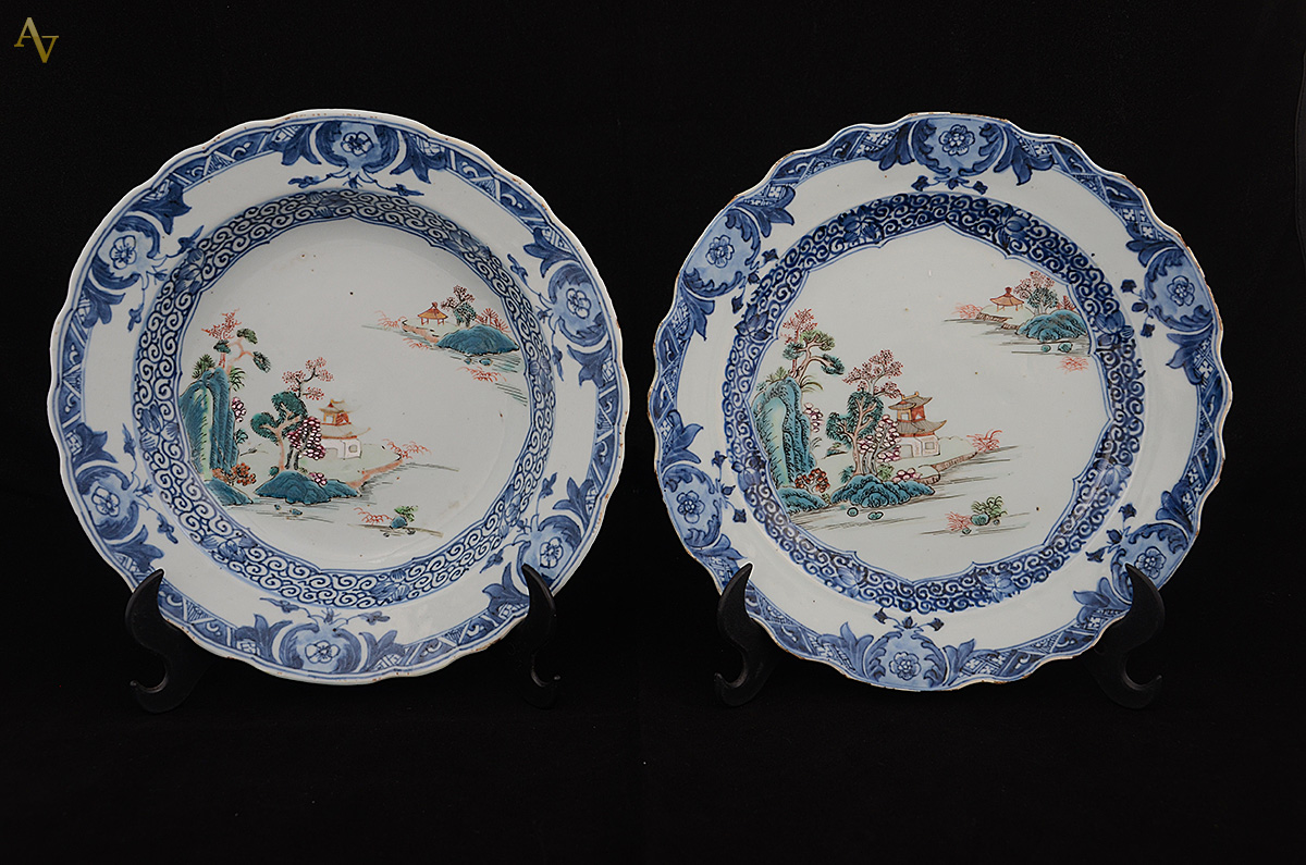 Conjunto de dois pratos, sendo um raso e outro fundo em porcelana... - foto 1 de 2