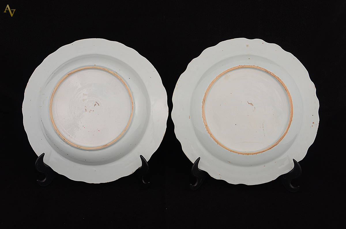 Conjunto de dois pratos, sendo um raso e outro fundo em porcelana... - foto 2 de 2