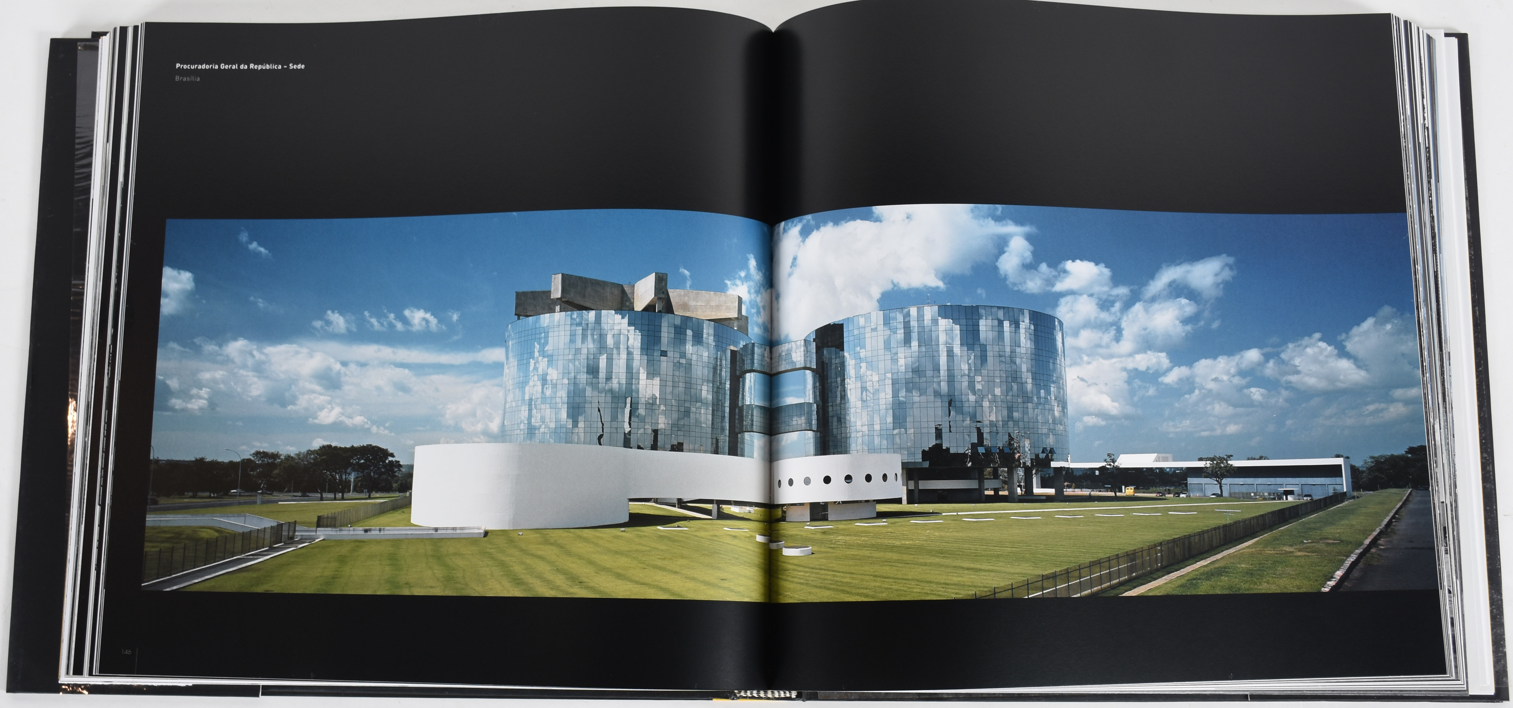 Dois livros: Oscar Niemeyer e Burle Marx - foto 9 de 9