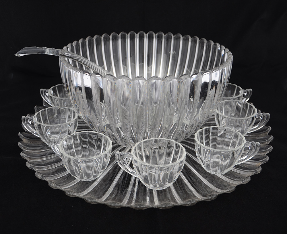 Poncheira em demi cristal gomado, com 11 canecas, concha e...