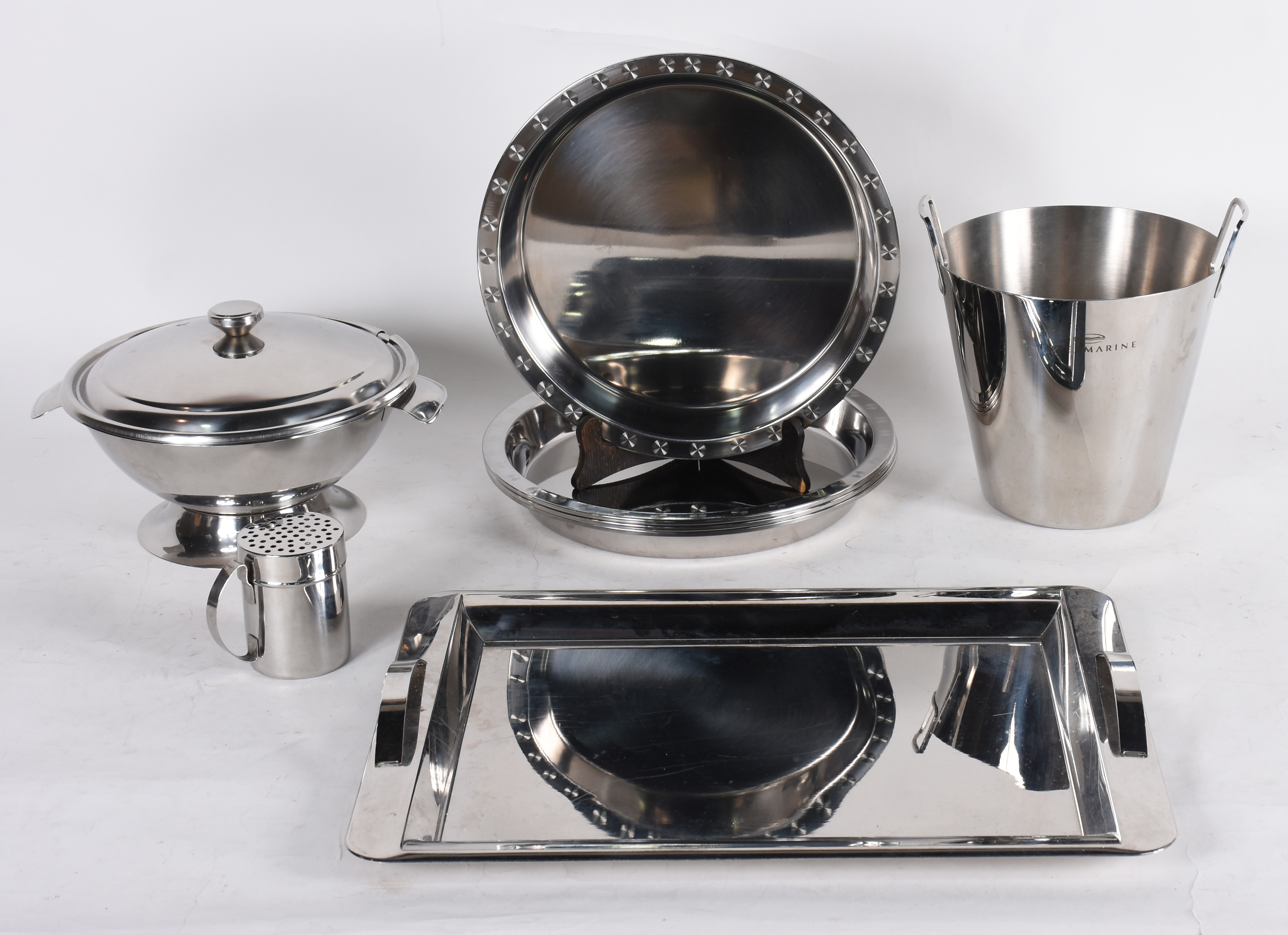 Oito peças diversas de inox, sendo: sopeira, bandeja, polvilhador... - foto 1 de 5