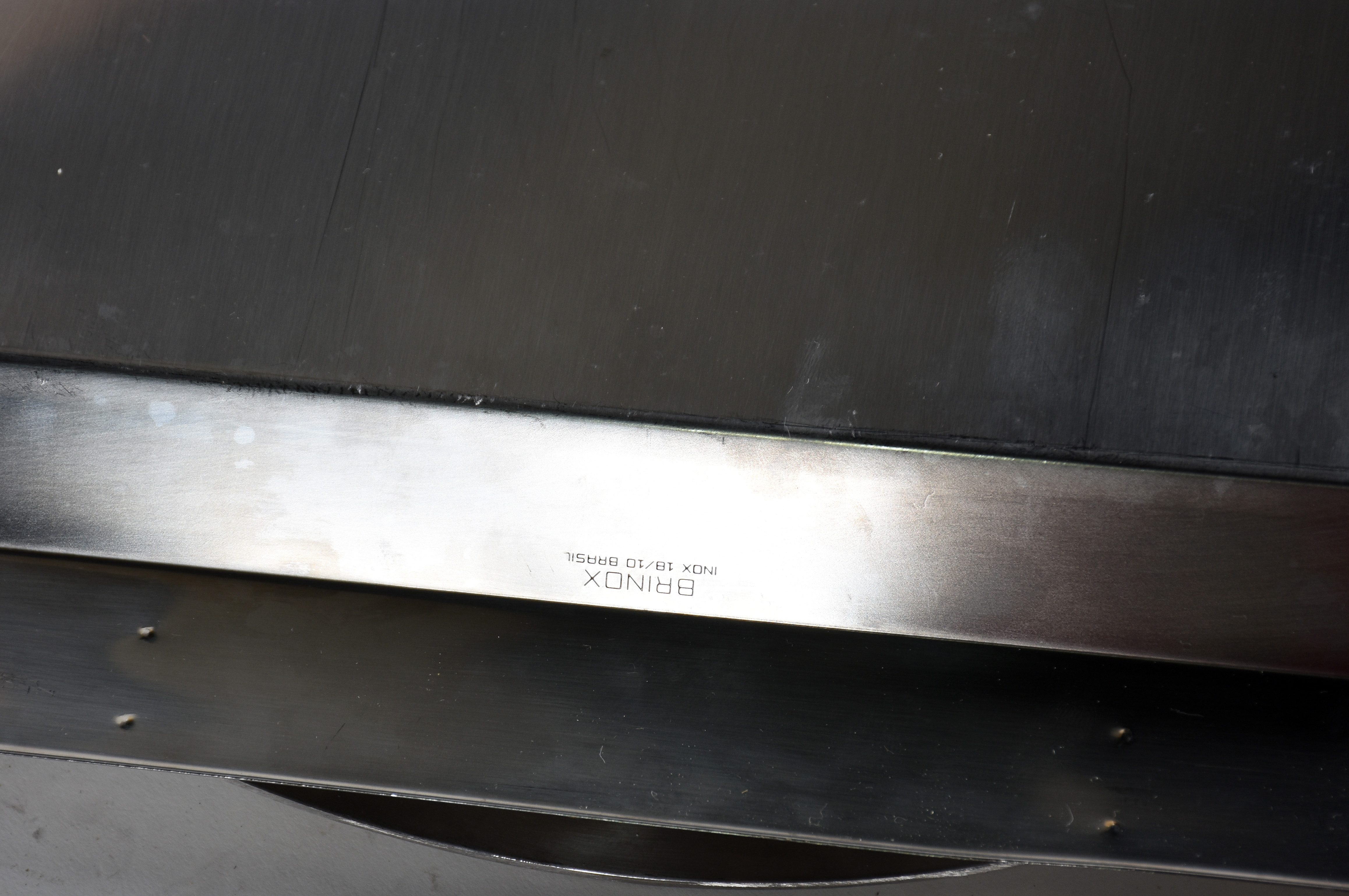 Oito peças diversas de inox, sendo: sopeira, bandeja, polvilhador... - foto 4 de 5