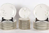 Serviço de jantar de porcelana da Bavaria, comp... - Serviço de jantar de porcelana da Bavaria, composto de 24 pratos rasos e 23 pratos para sobremesa. Total 47 peças.