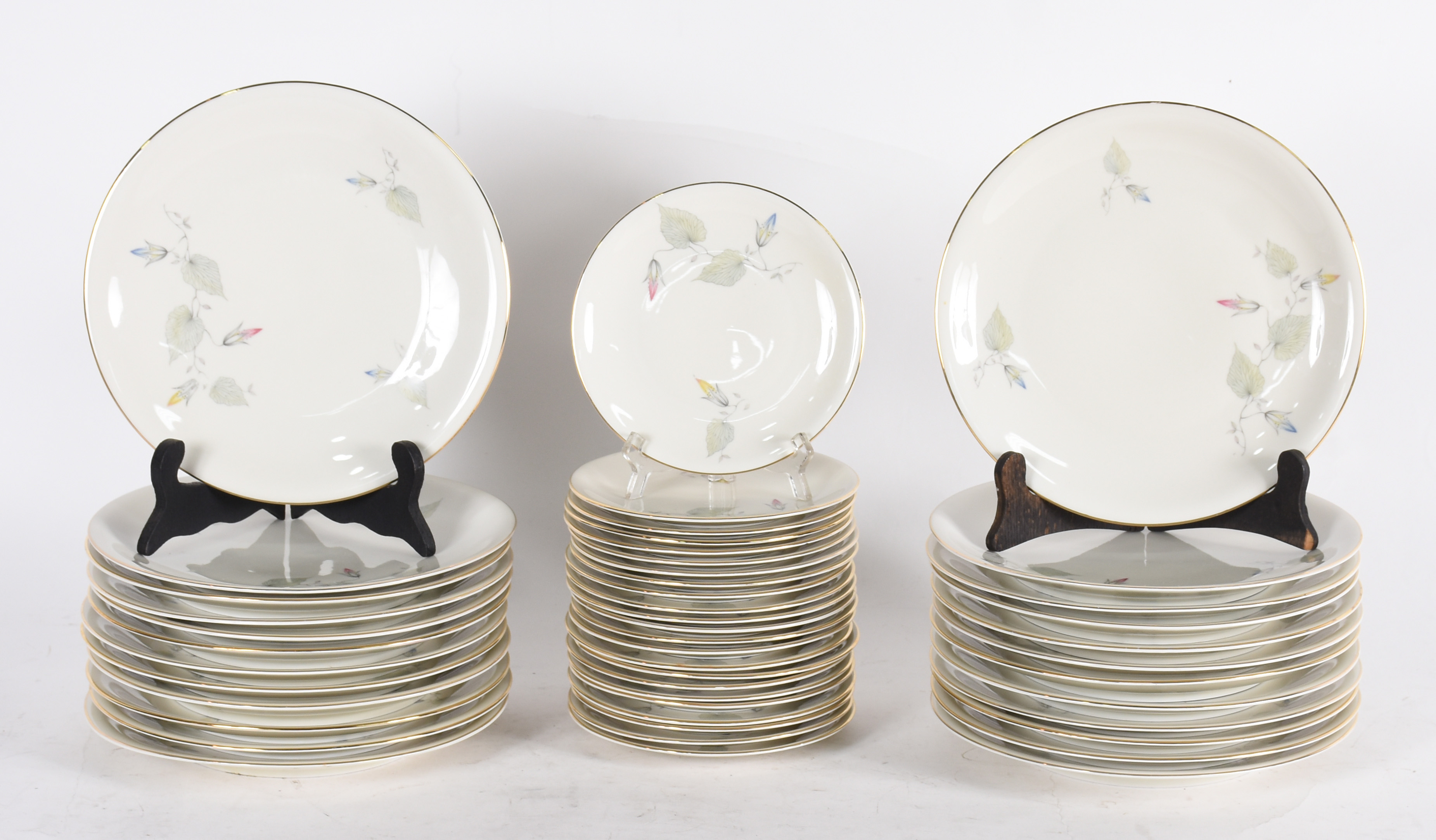 Serviço de jantar de porcelana da Bavaria, composto de 24 pratos... - foto 1 de 3
