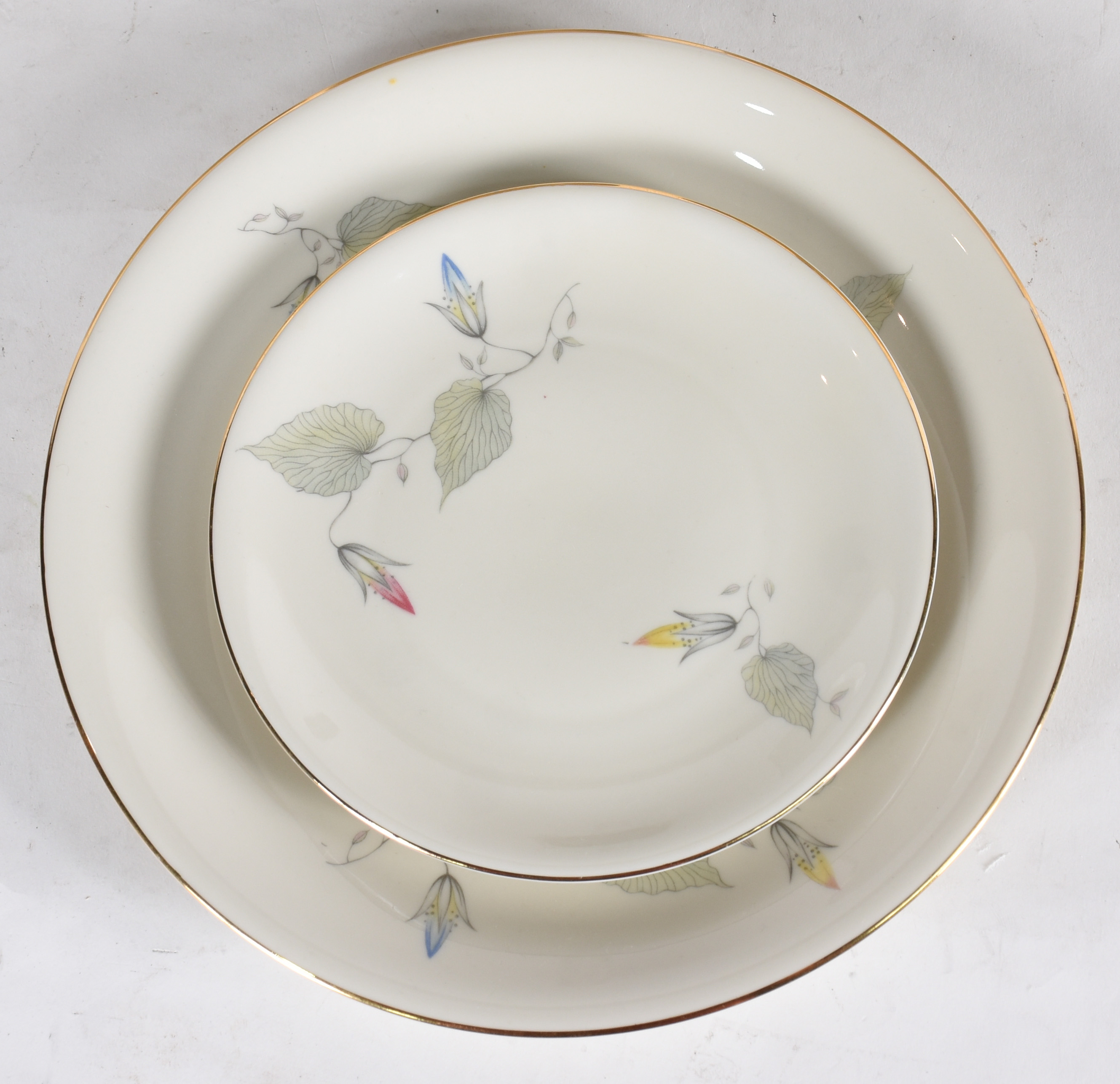 Serviço de jantar de porcelana da Bavaria, composto de 24 pratos... - foto 2 de 3