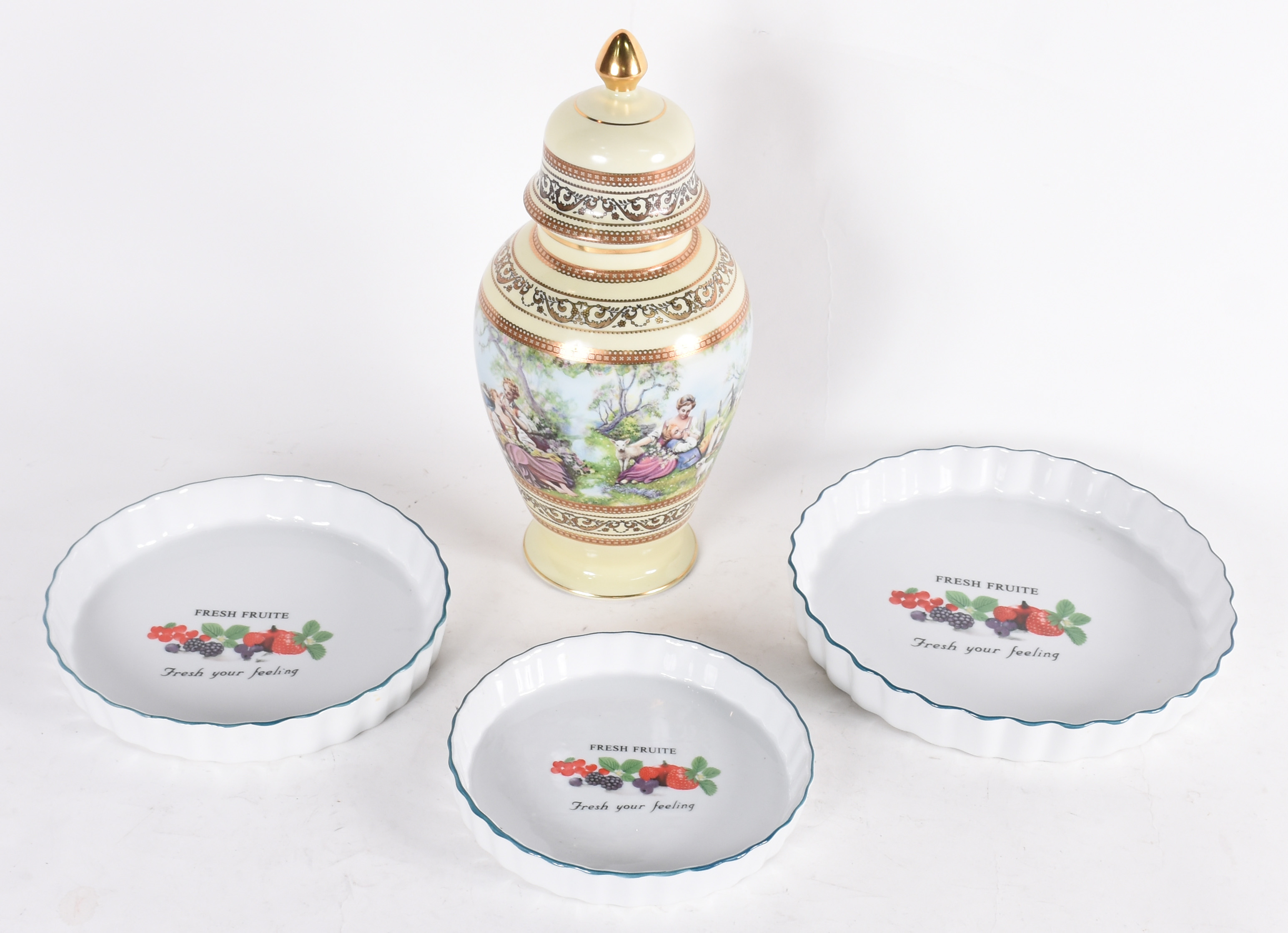 Lote com 3 formas refratárias para forno e 1 potiche de porcelana - foto 1 de 5