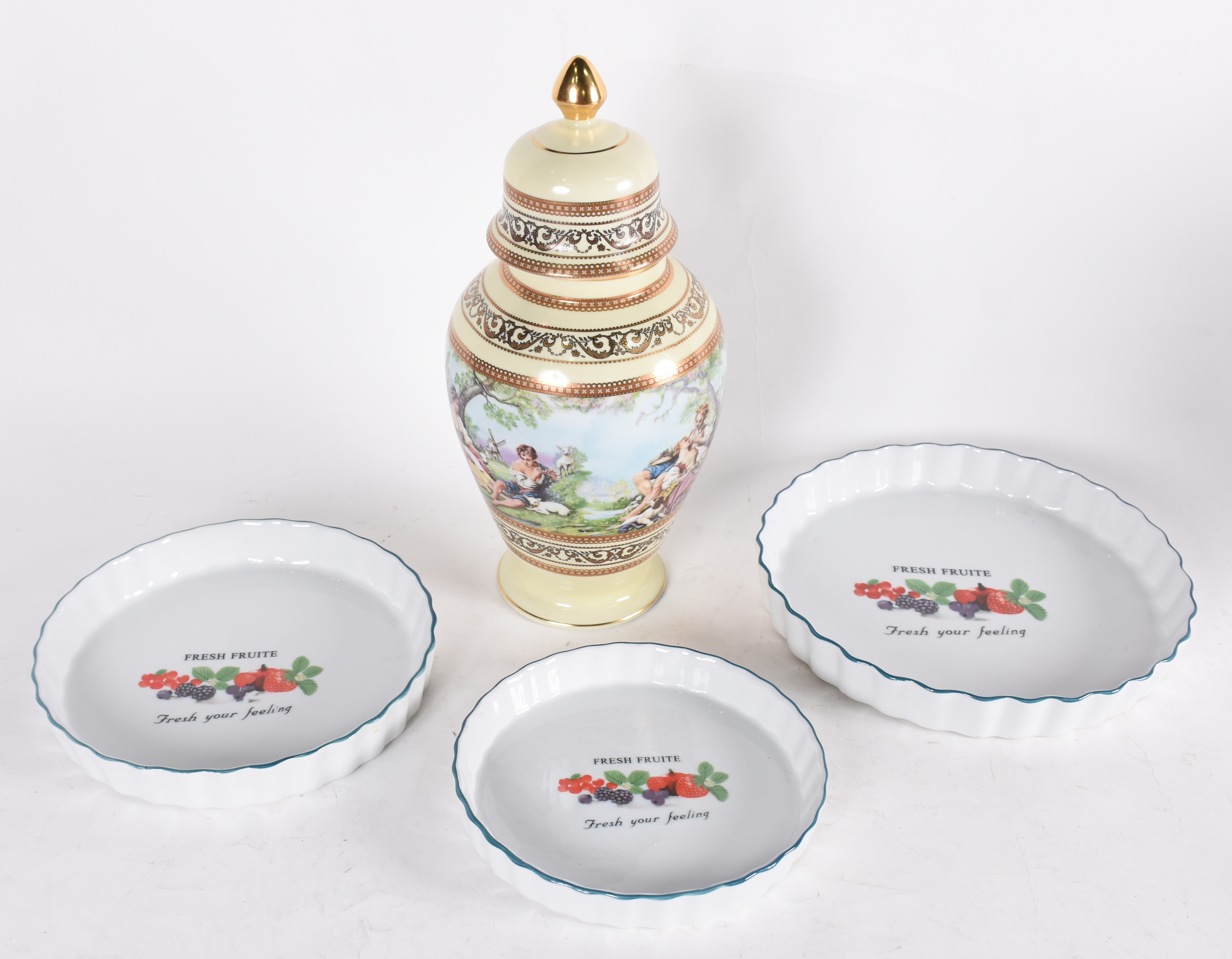 Lote com 3 formas refratárias para forno e 1 potiche de porcelana - foto 2 de 5